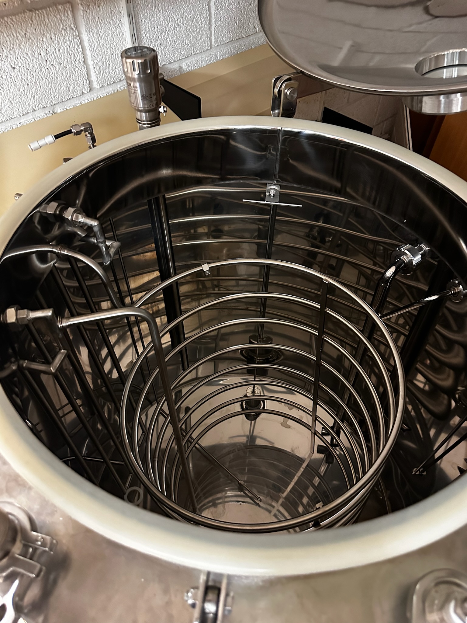 SELT / SOLD Breyttur 300L tankur notaður sem Bioreactor 7