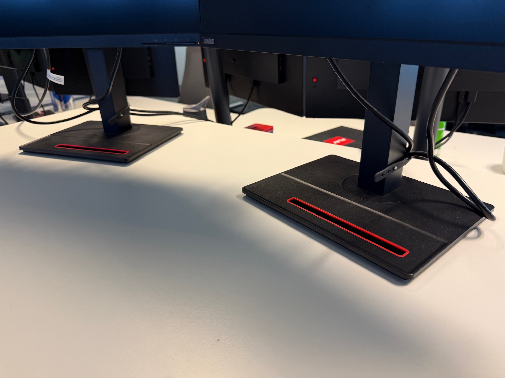 SELT / SOLD Lenovo ThinkVision tölvuskjár, 23,8", 2560x1440p - PLAY 4