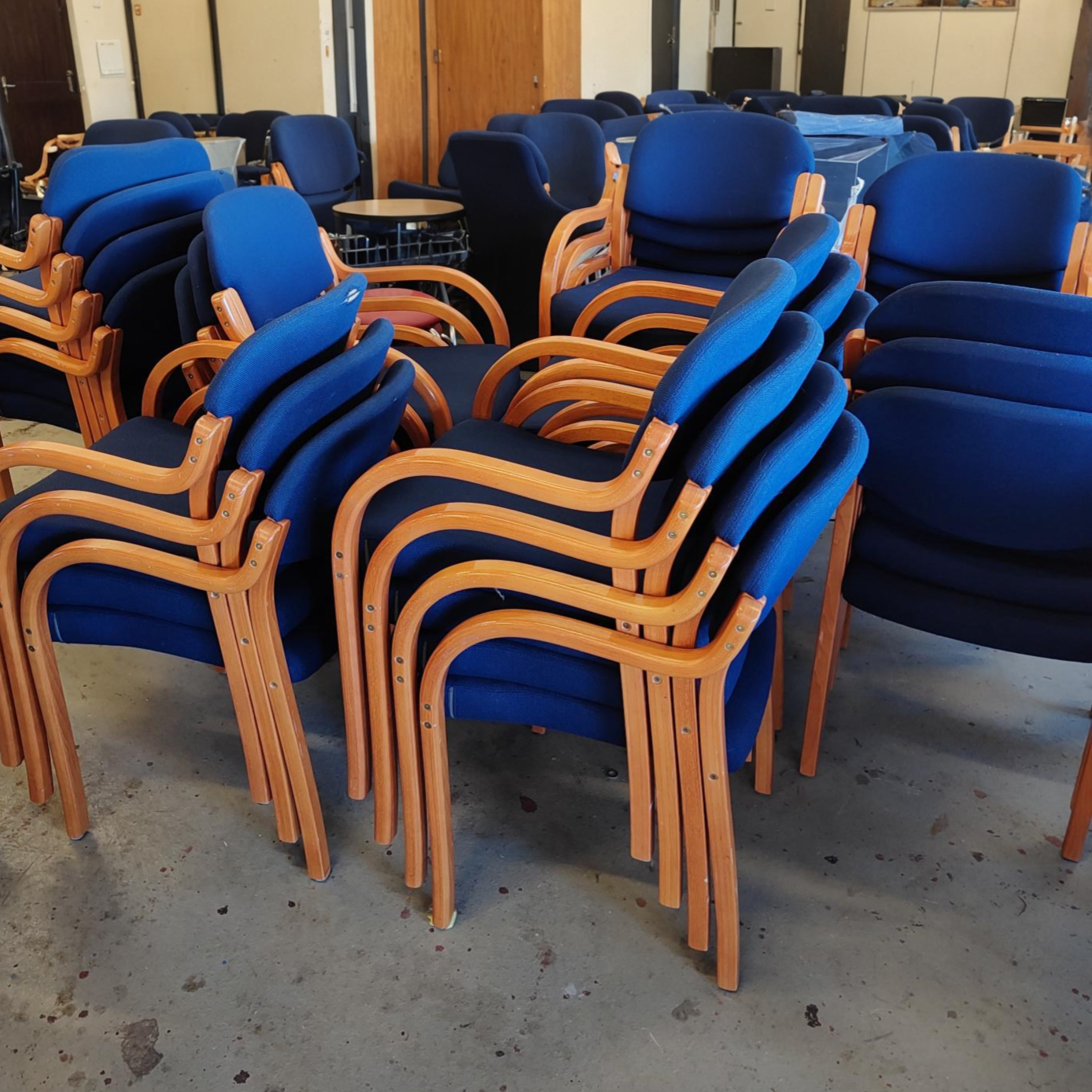SELT / SOLD Viðarstólar frá Á. Guðmundsson, staflanlegir
