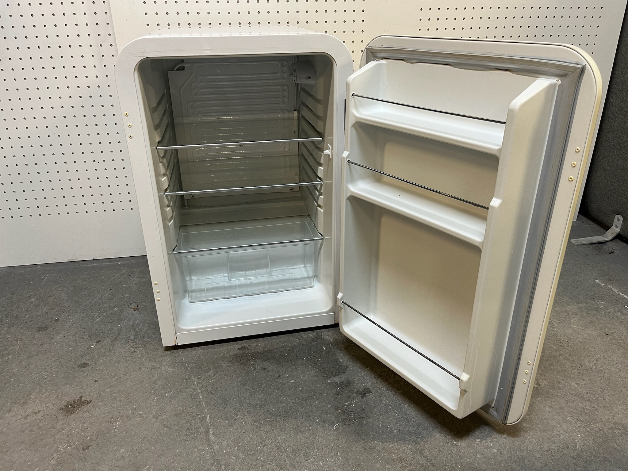 SELT / SOLD Temptech retro ísskápur 4