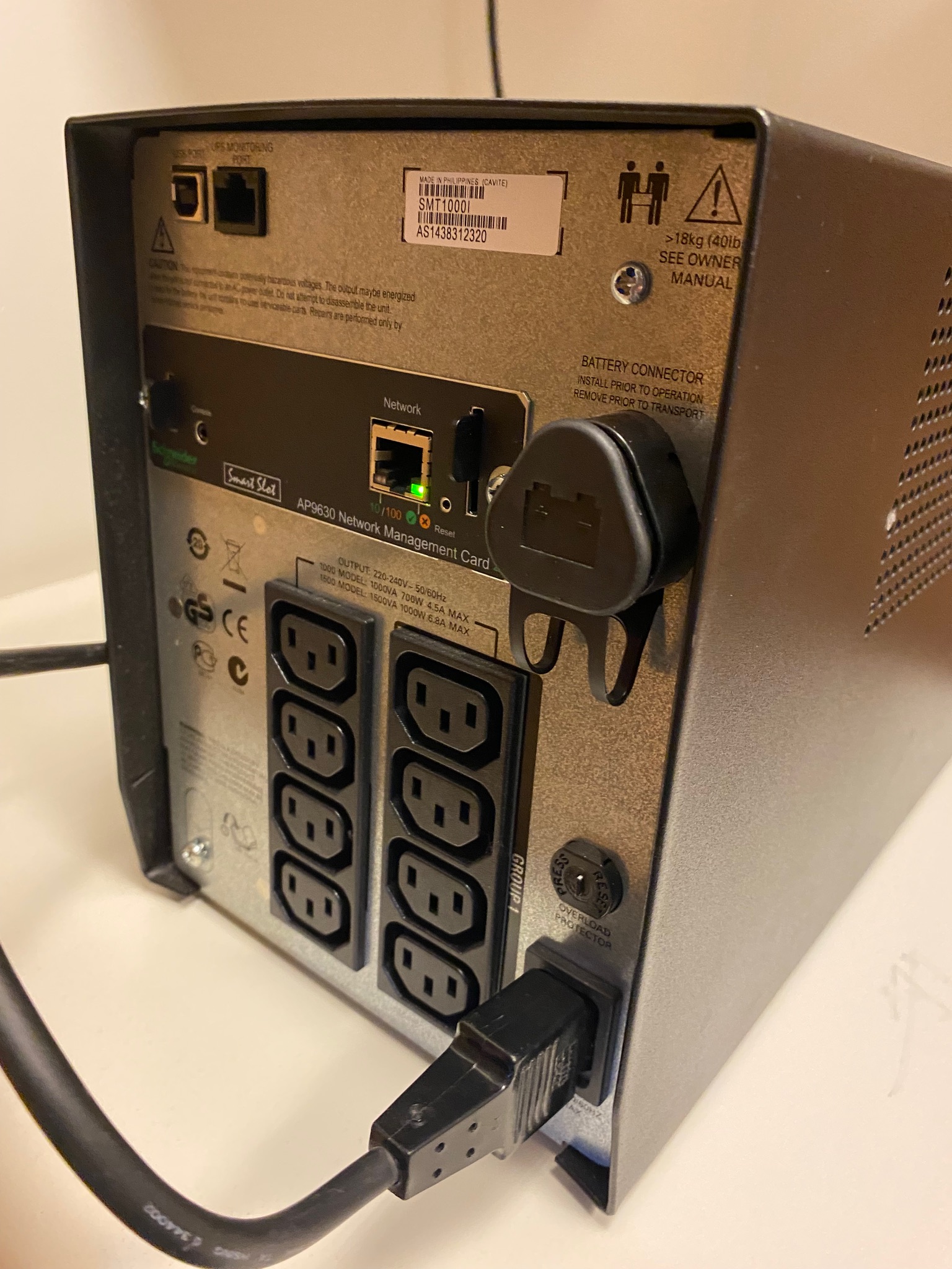SELT / SOLD Tölvuskápur - serverskápur ásamt APC Smart-UPS 7