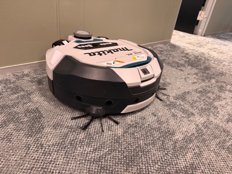 SELT / SOLD Makita ryksuguróbot með hleðslutæki og fjarstýringu 4