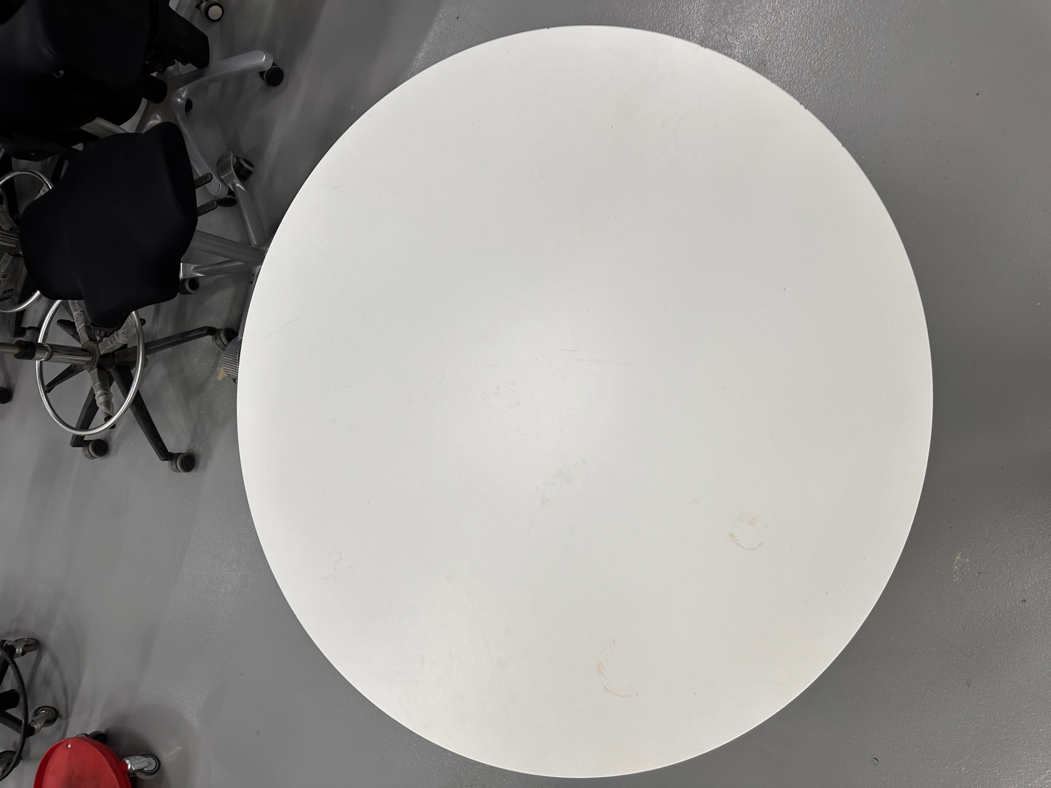 SELT / SOLD - Hringborð hvítt 100 sm. á traustum fæti 4