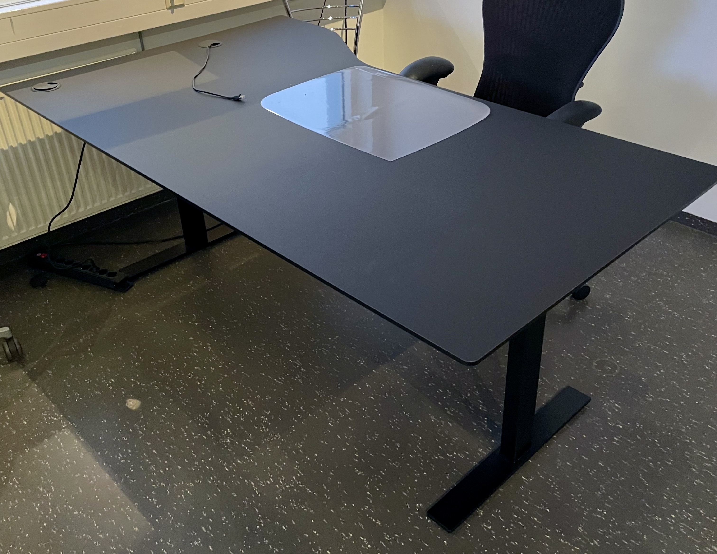 SELT / SOLD - Rafmagnsborð svart B200xD120xD100 (2020)