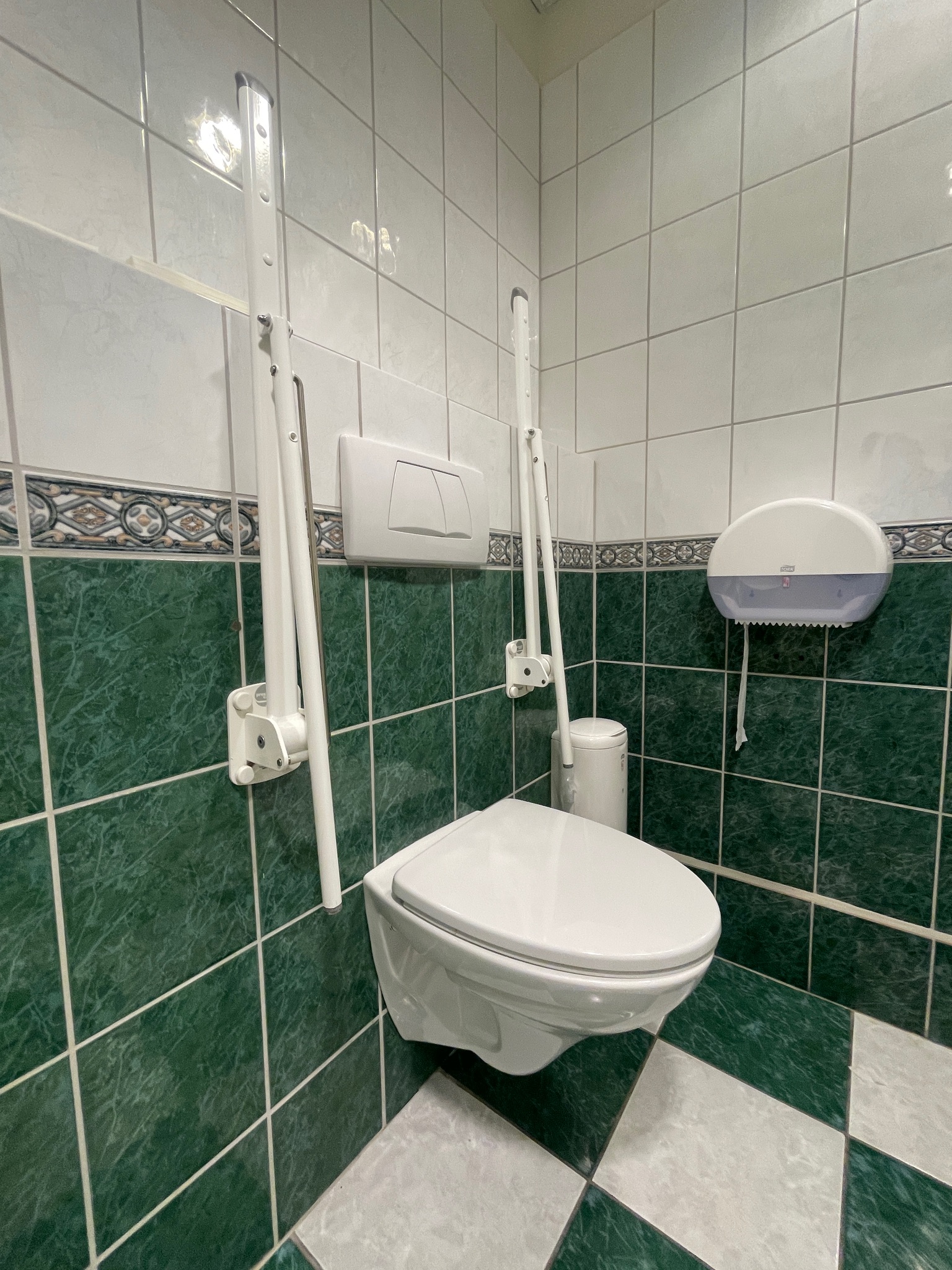 SELT / SOLD WC / vegghengt salerni fyrir fatlaða ásamt skolspjaldi