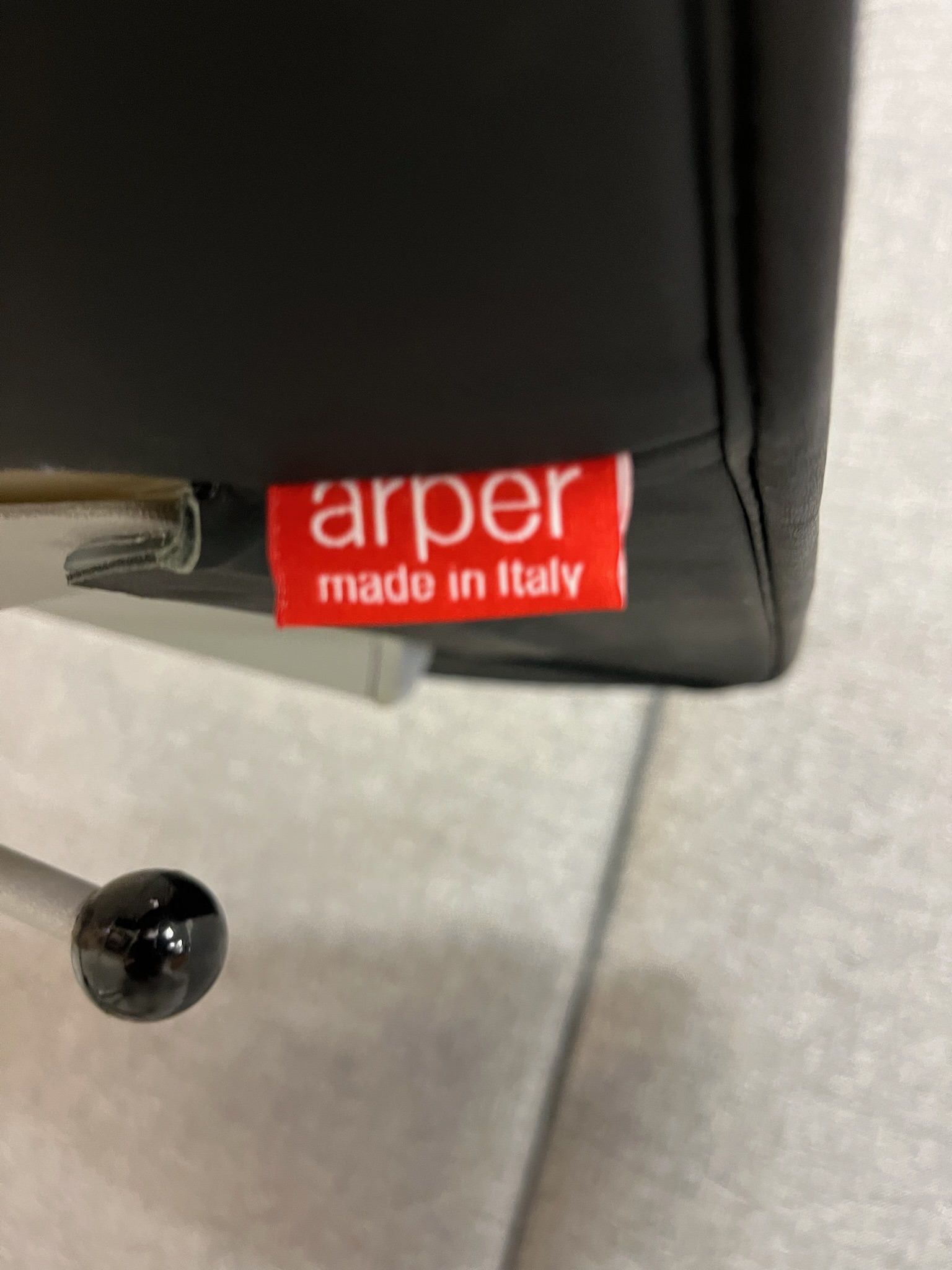 SELT / SOLD Arper fundarstóll á hjólum frá Módern 6