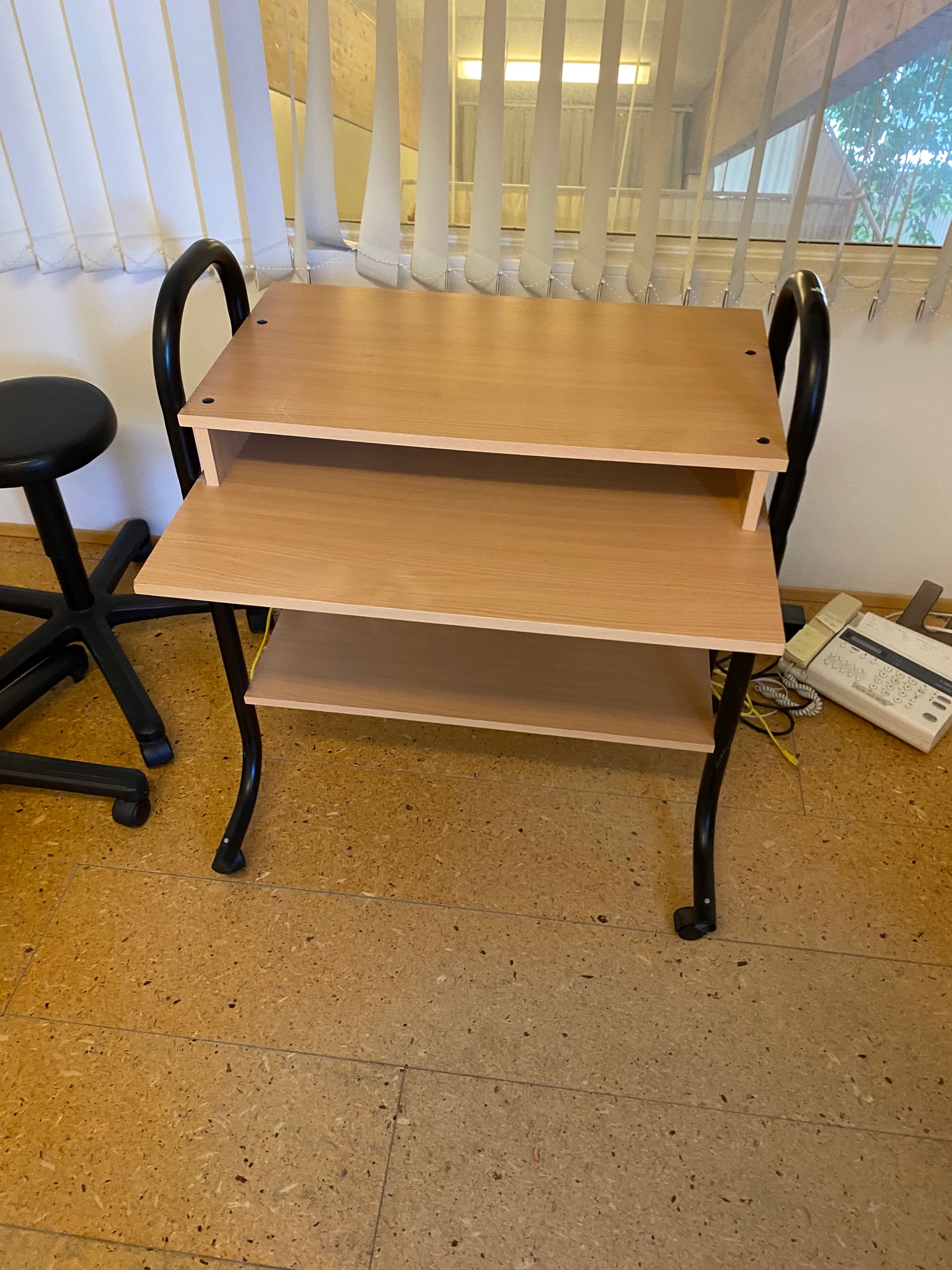 SELT / SOLD Tölvuborð á hjólum, B73 x D50 x H78 sm. 2