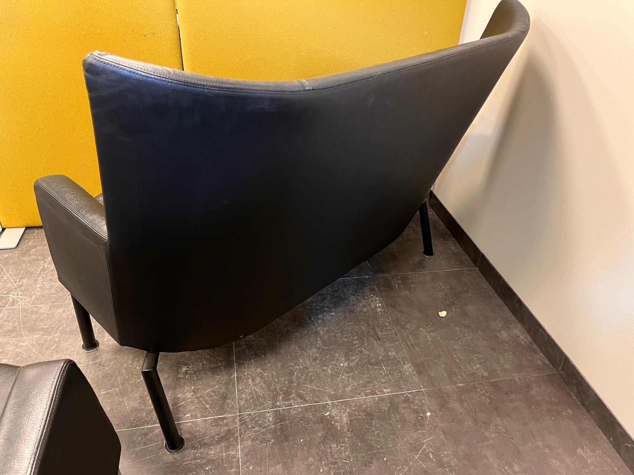 SELT / SOLD Kinnarps leðursófi frá Pennanum 4