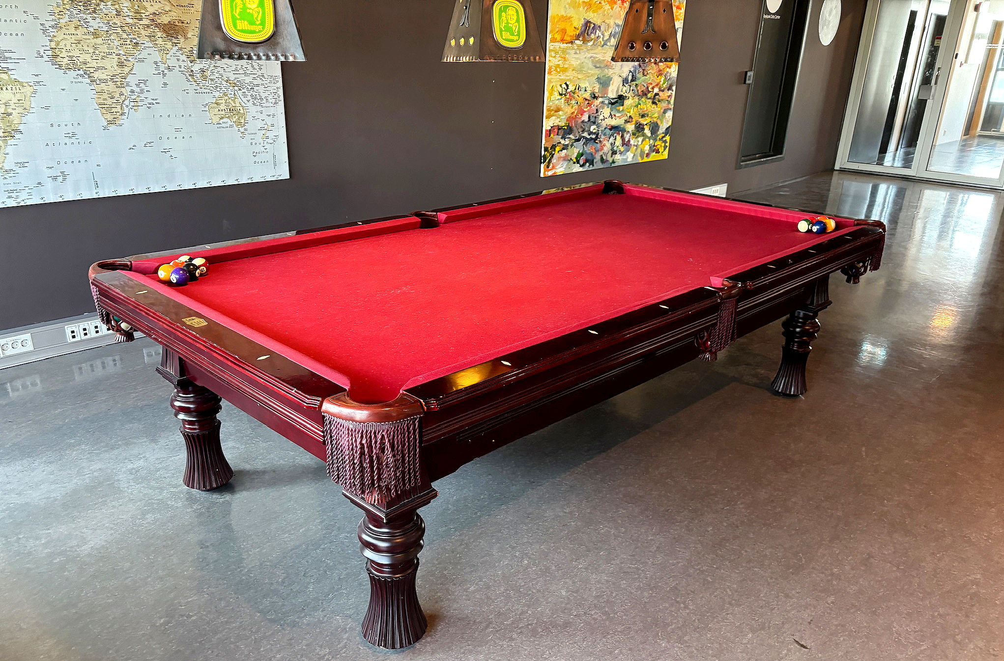SELT / SOLD Dynamic poolborð, 9fet, kúlur, 5 kjuðar, kjuðastandur, 3 ljós