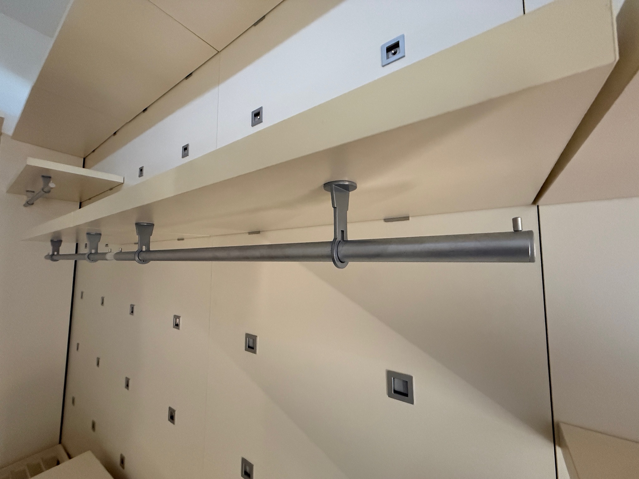 SELT / SOLD Tisettanta fataherbergi / Walk-In closet / Spegill 12 lengdarmetrar 7