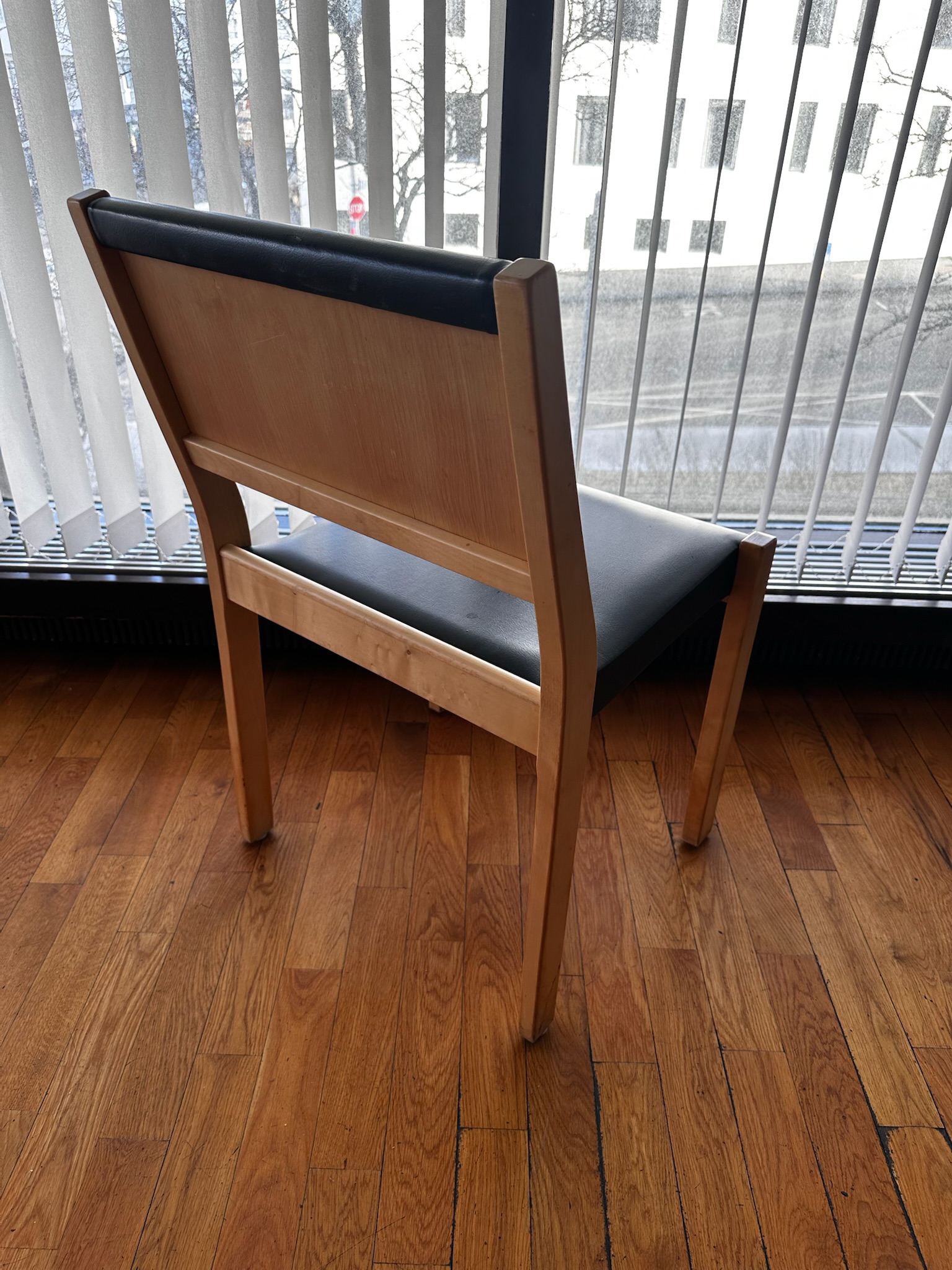 SELT / SOLD - Alvar Aalto stólar 611, birki - svartur - leður - Artek (26 stk.) 4