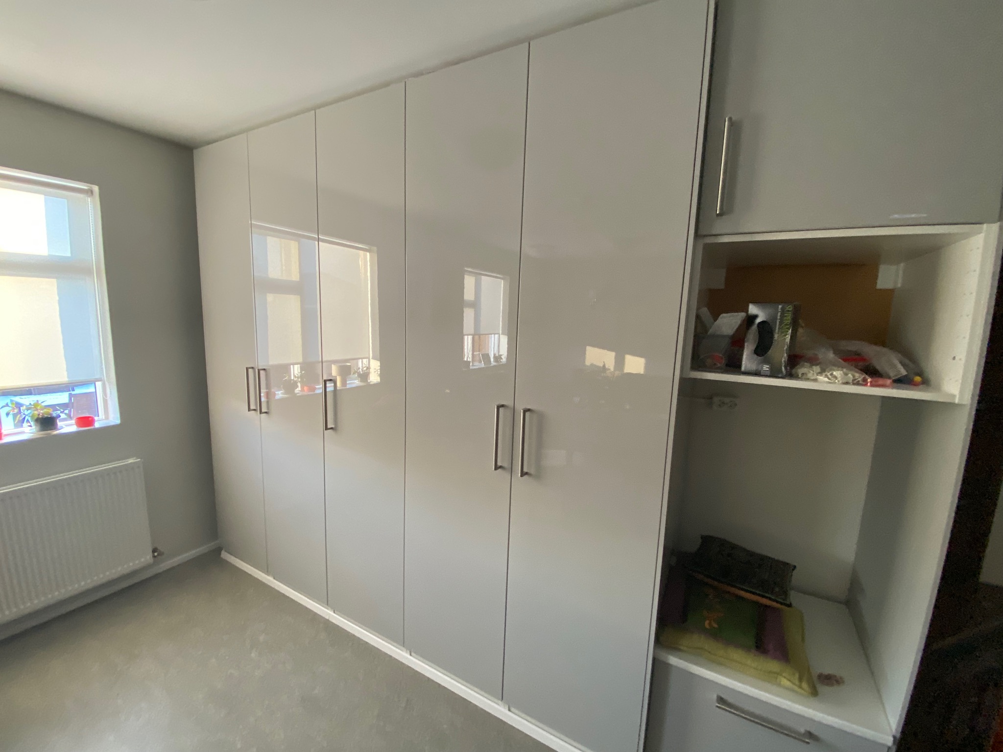 SELT / SOLD - Flott skápainnrétting, H238 x B313 sm. 2