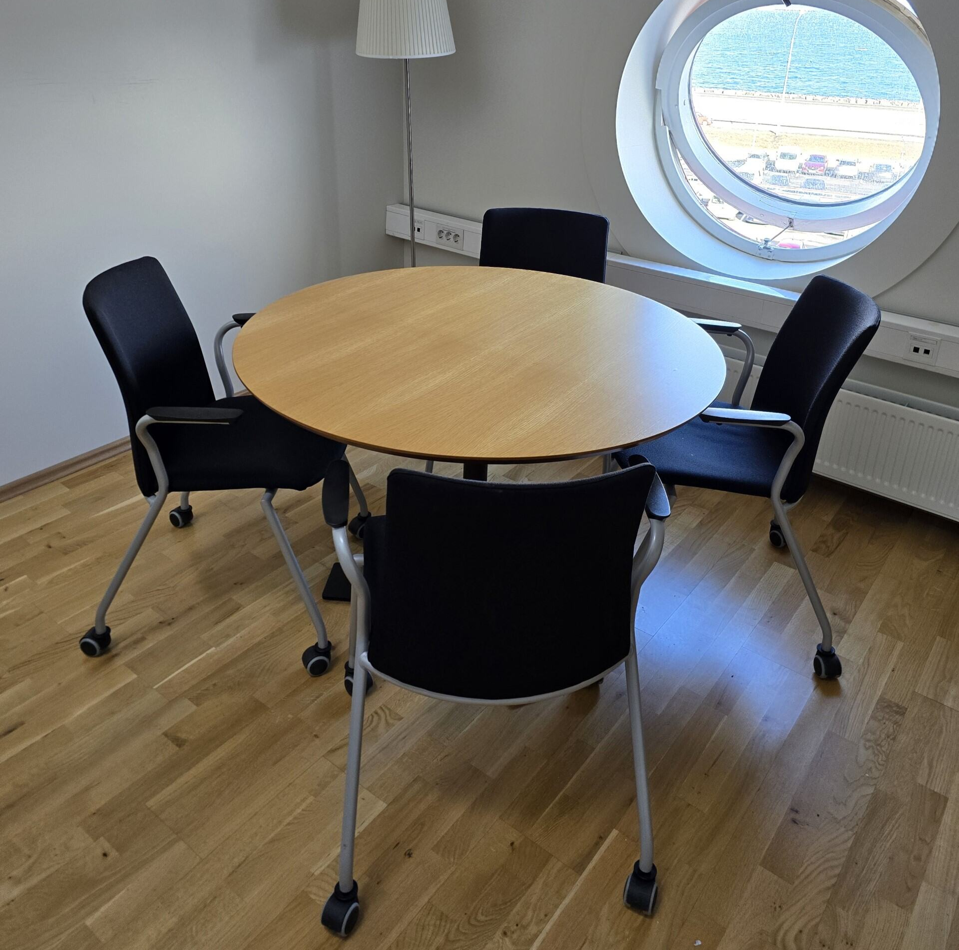 SELT / SOLD Hringborð, Ø90 x H72 sm.
