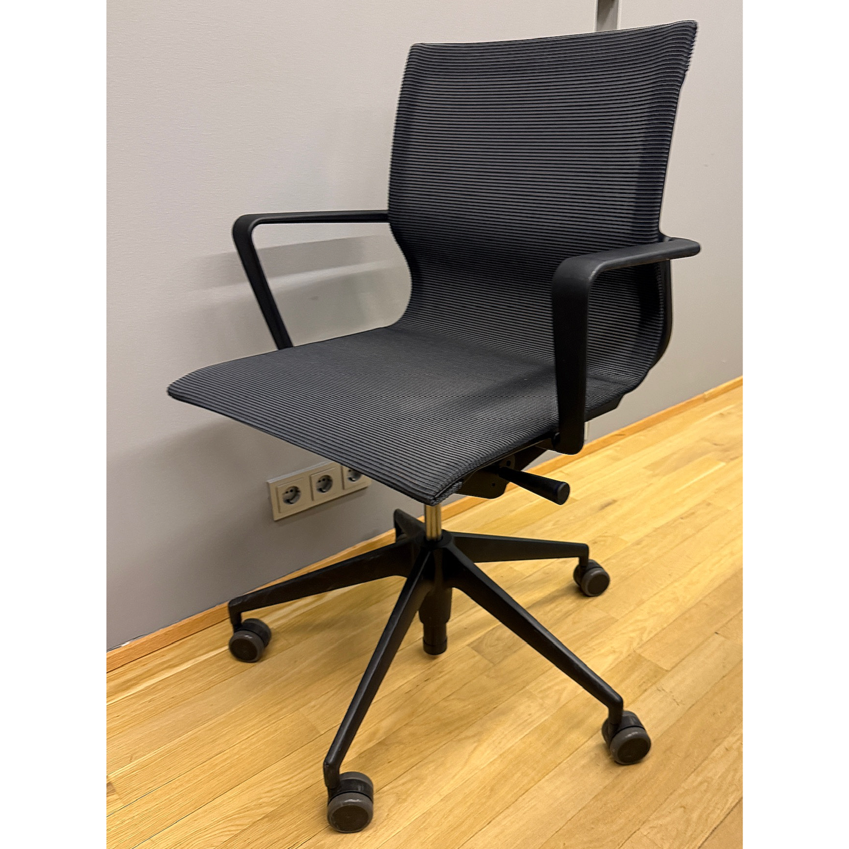 SELT / SOLD Vitra stóll frá Pennanum 2