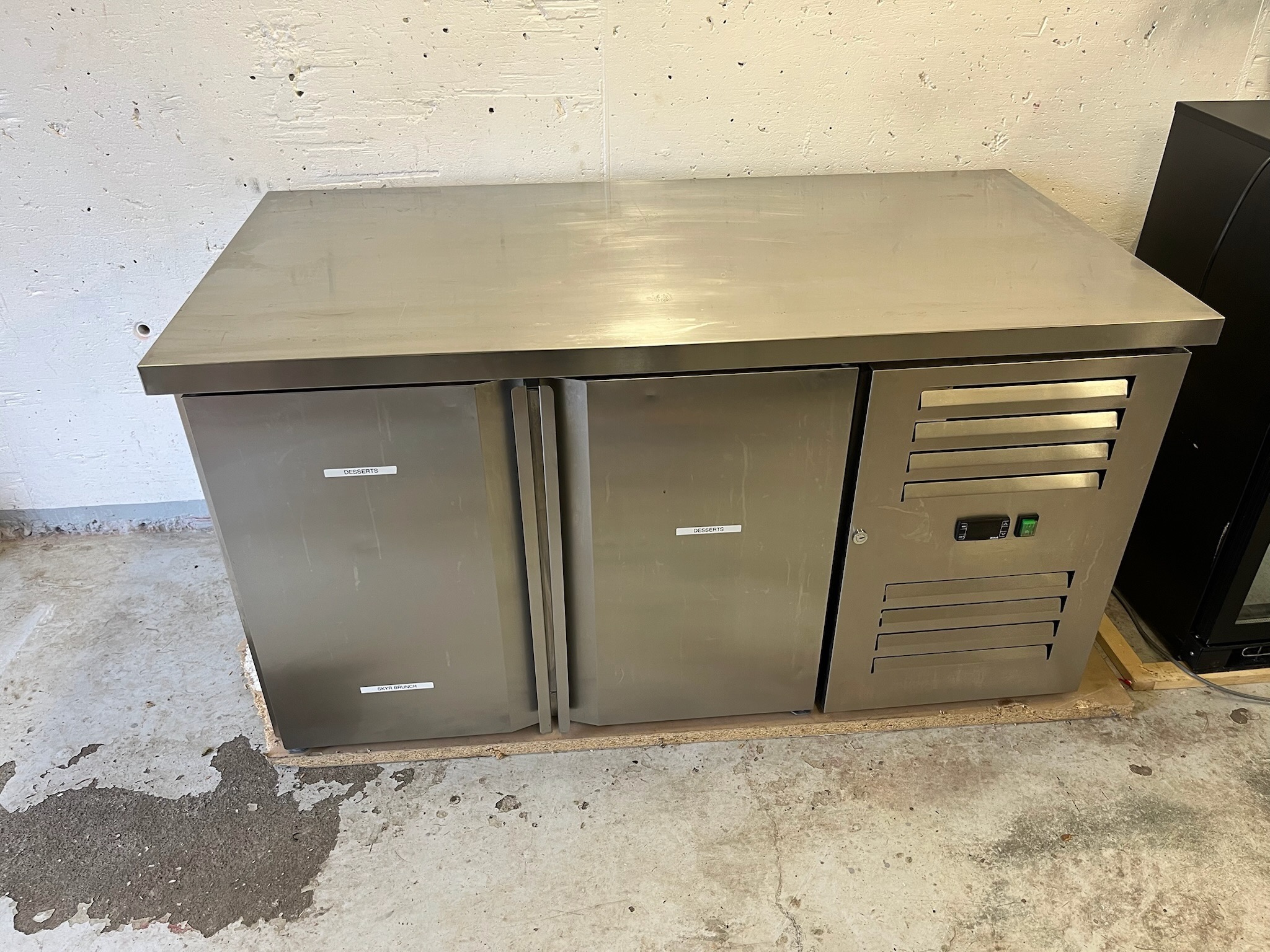 SELT / SOLD E-GN2100TN Kæliskápur, B136 x D70 x H85 sm. 3