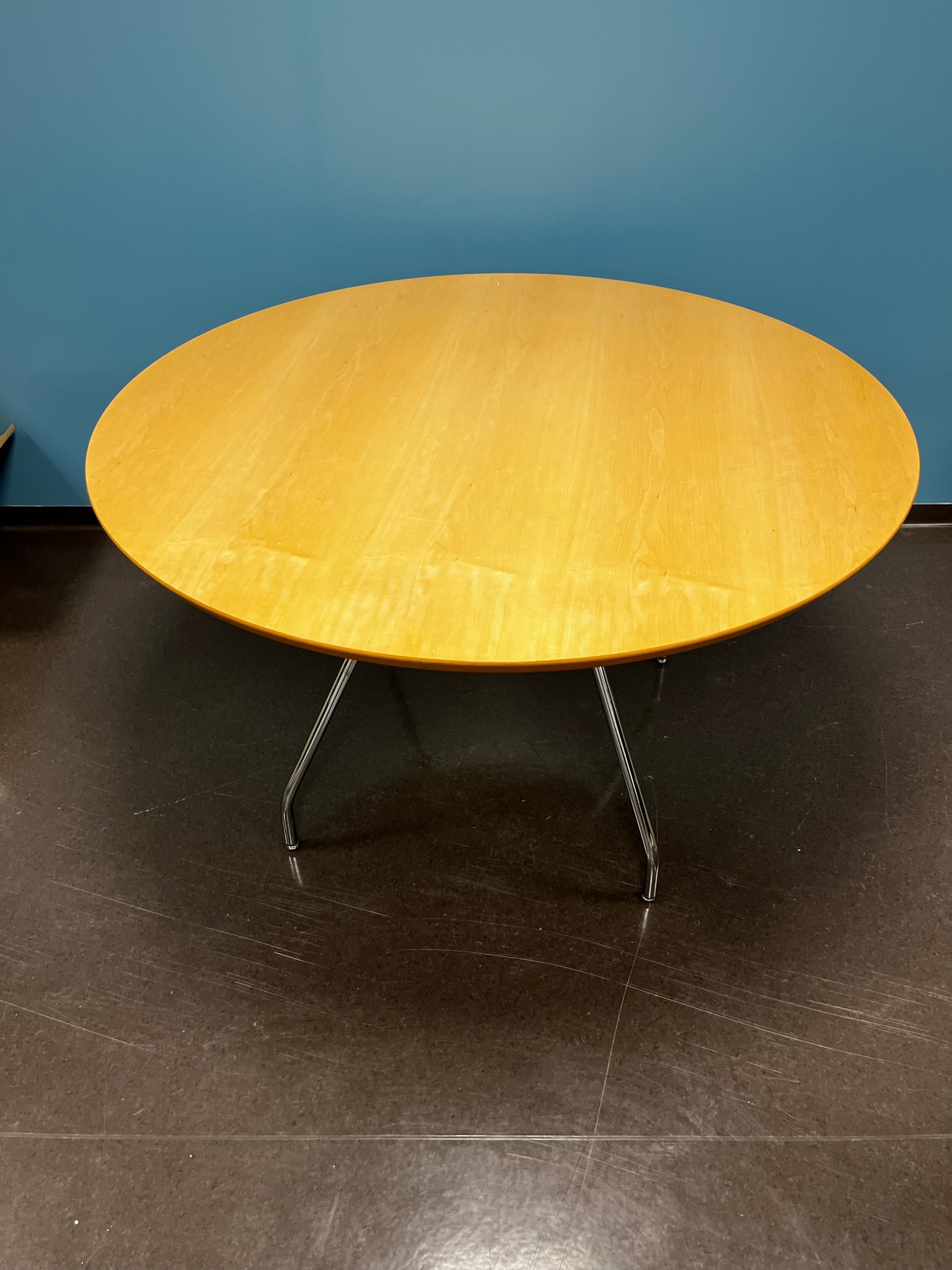 SELT / SOLD - Flott hringborð B120sm. x H72sm. 4