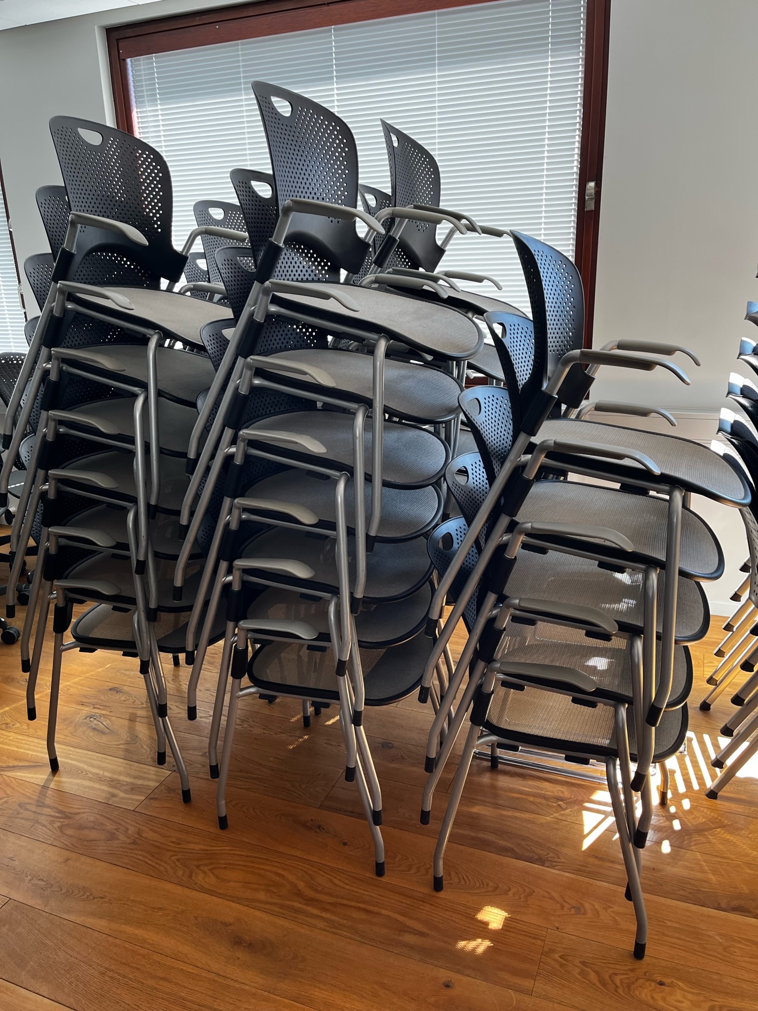 SELT / SOLD Herman Miller fundarstólar, staflanlegir 9