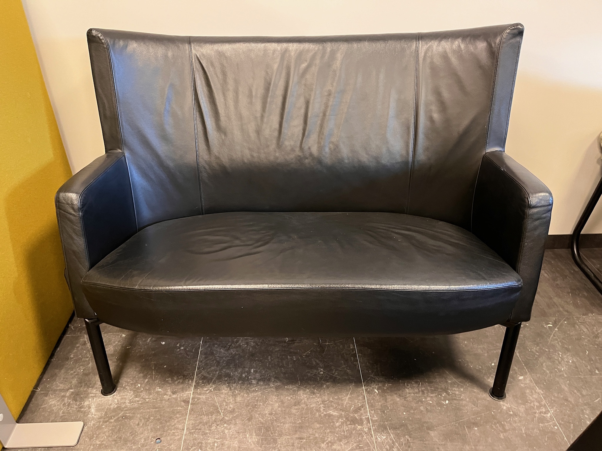 SELT / SOLD Kinnarps leðursófi frá Pennanum 2