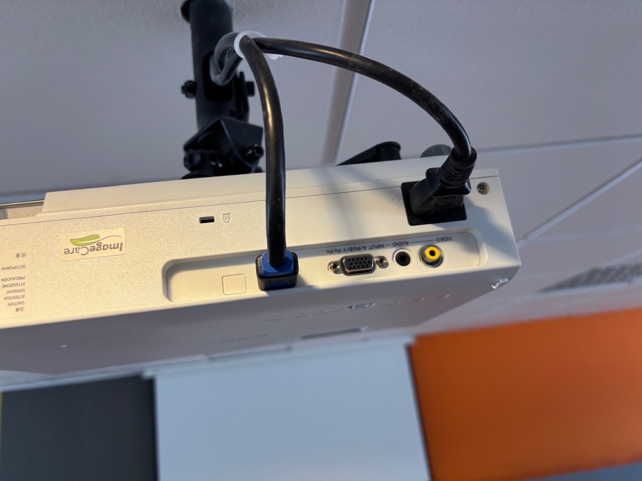 SELT / SOLD - Sony VGA myndvarpi VPL-DX120 m.loftfestingu 3