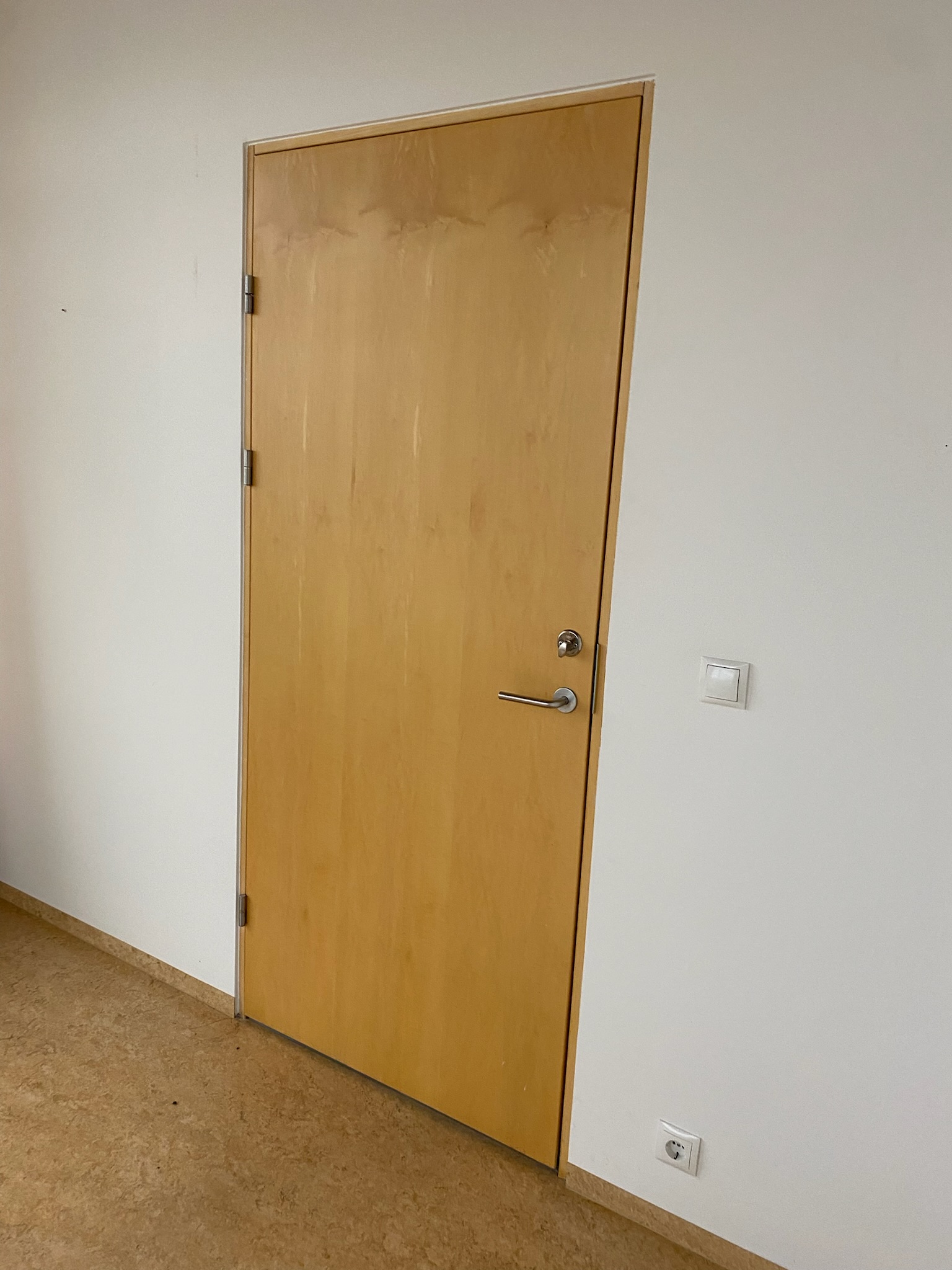 SELT / SOLD Viðarhurðir / hljóðvistarhurðir í ramma með læsingu (19 stk.) 2