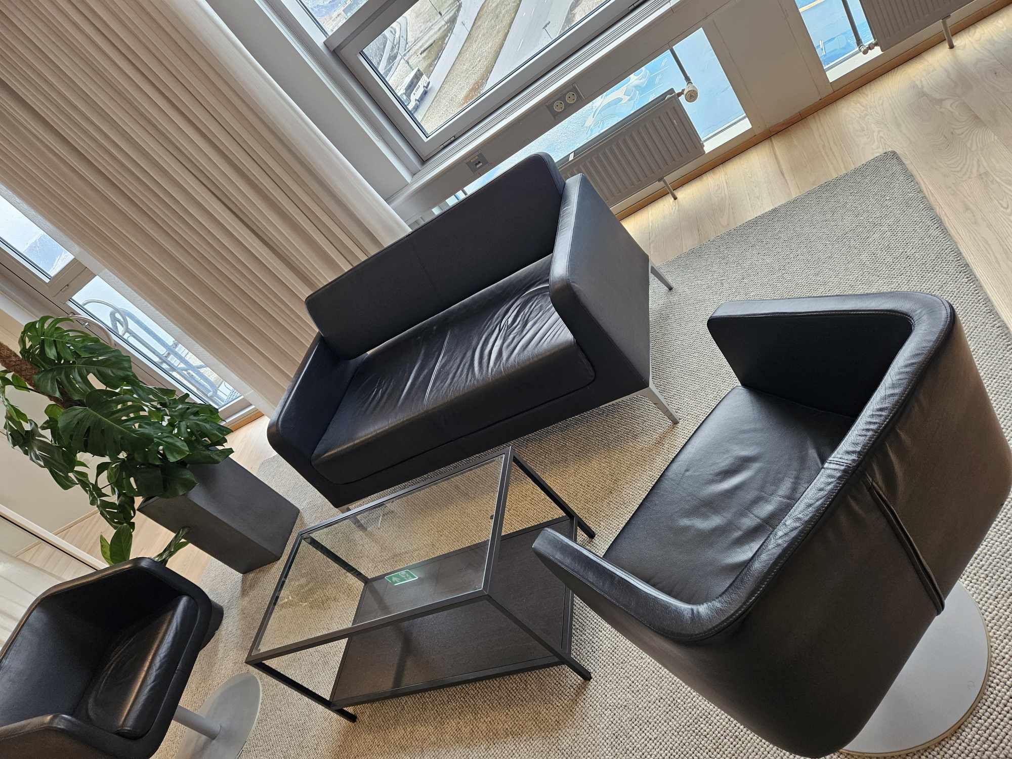 SELT / SOLD - Segis - flottur ítalskur 2ja manna leðursófi L140 x Dýpt 68 sm.