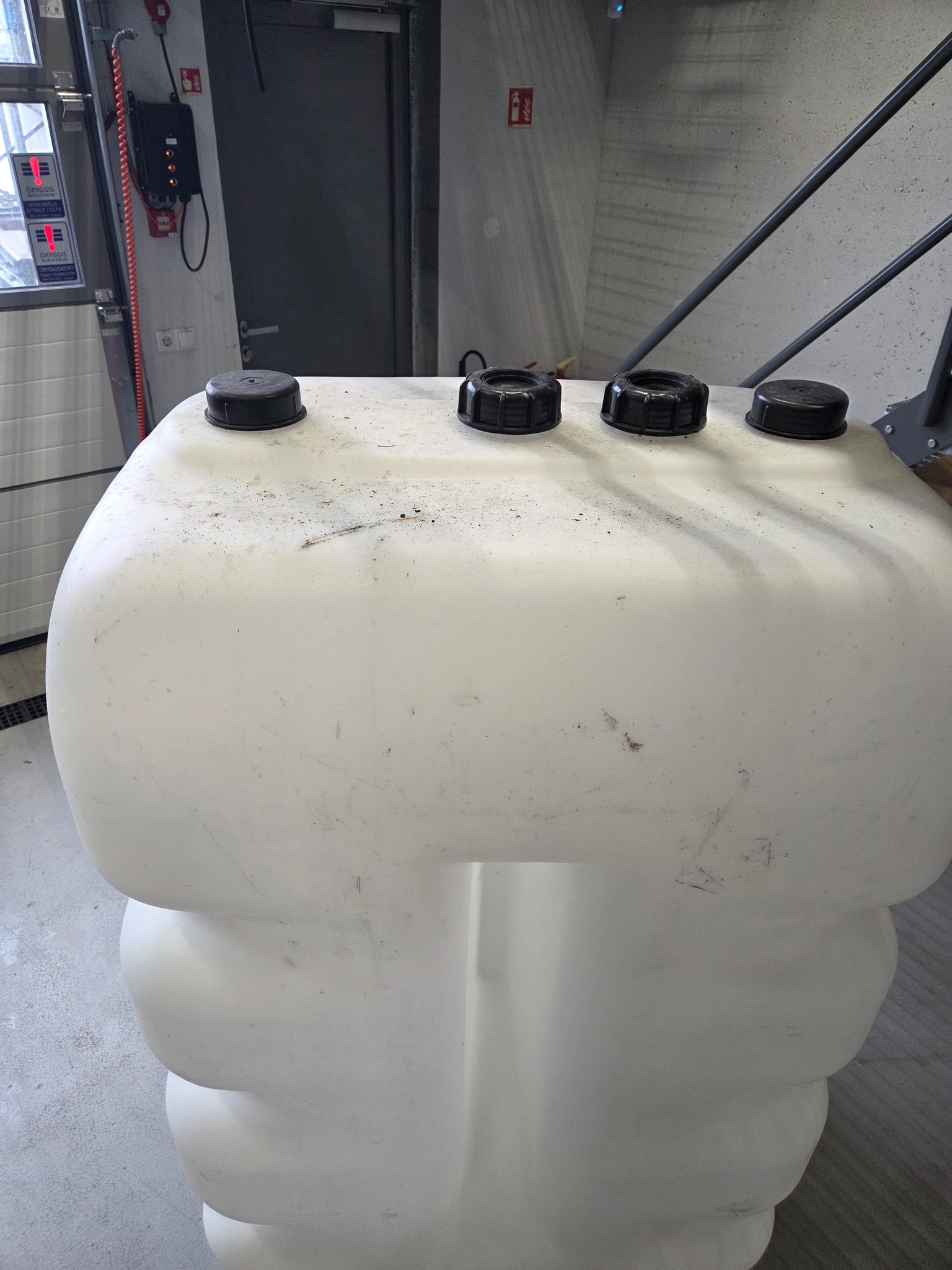 Olíutankur úr HPDE plasti, 1000L (1 stk.) 4