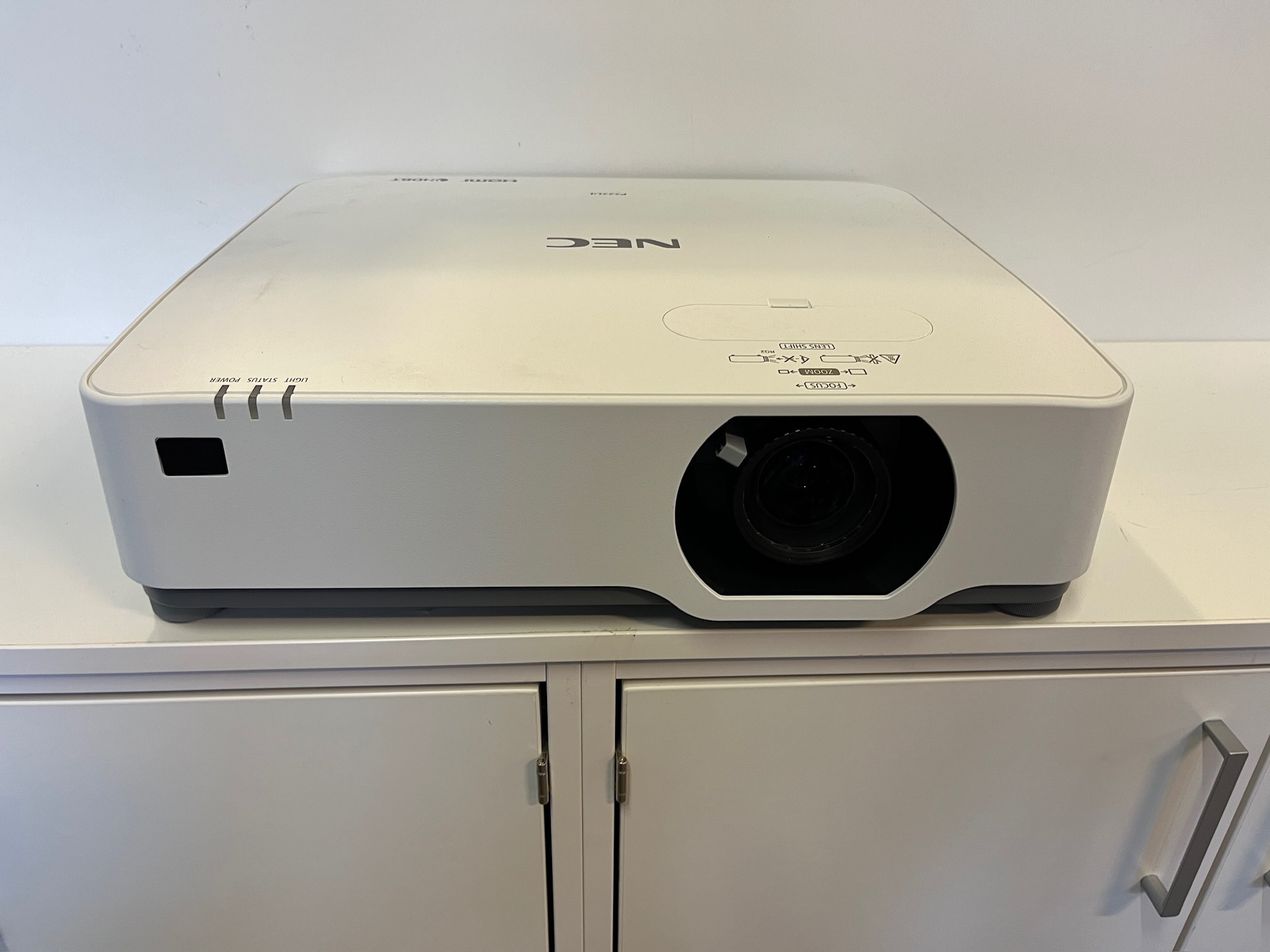 SELT / SOLD Ónotaður NEC skjávarpi P525UL 2