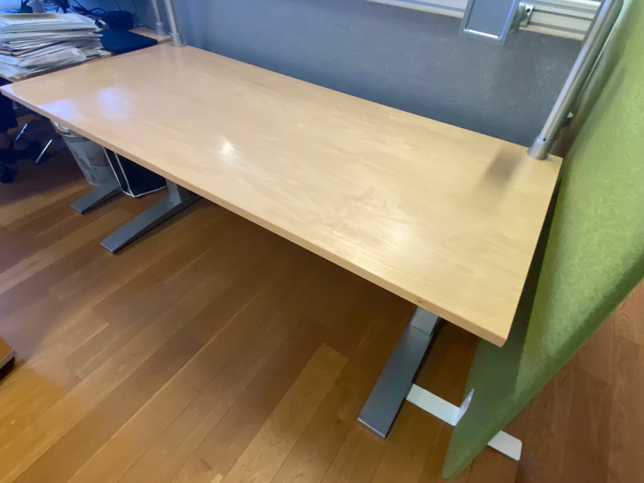 SELT / SOLD Rafmagnsborð m/blygðunspjaldi frá Pennanum, 180 x 80 sm.