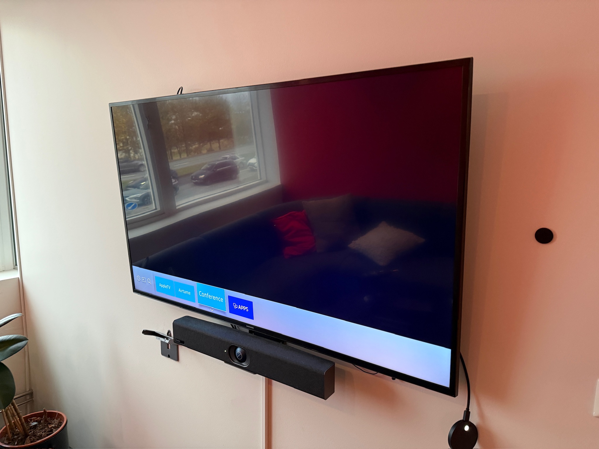 SELT / SOLD Samsung sjónvarp með veggfestingu, 4K Smart TV, 55''