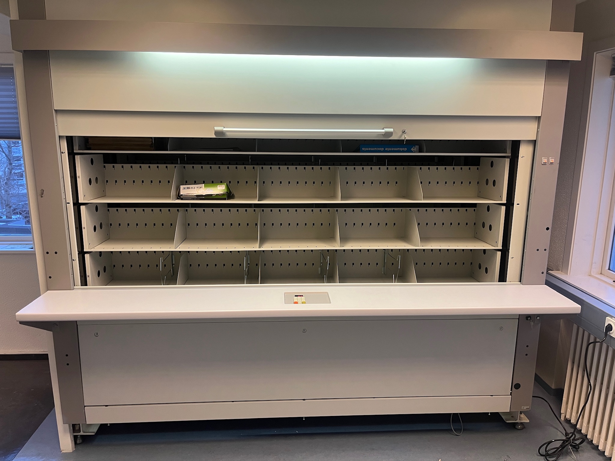 SELT / SOLD - Kardex lagerhillukerfi / rúlluhillur - MYNDBAND B265 x H271sm. 2
