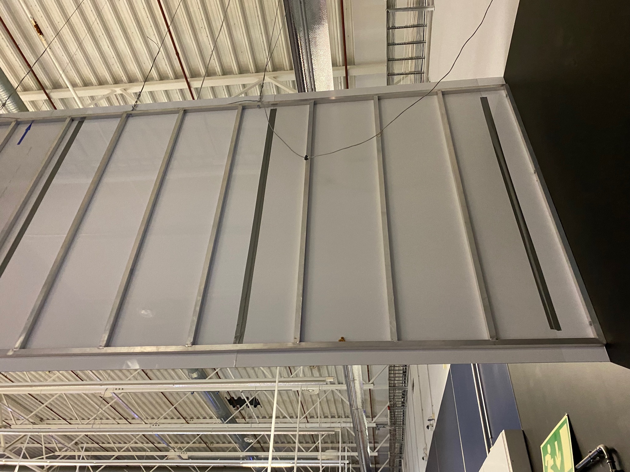 SELT / SOLD Stálplötur, L634 x B470 x H230 sm. 10