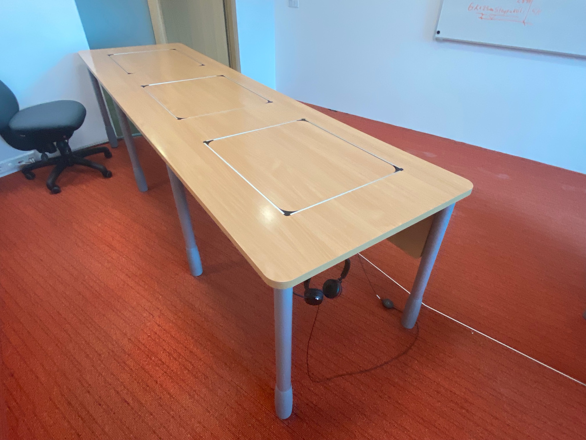 SELT / SOLD Skólaborð með fellanlegum skjáplötum - 24 einingar 3