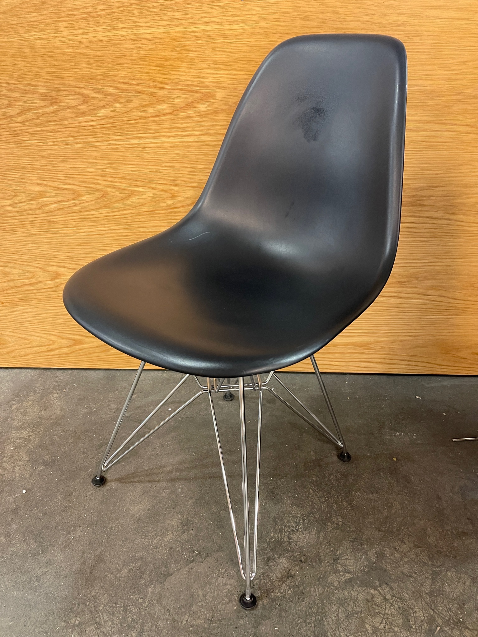 Selt/Endurnýtt-Vitra Eames stóll frá Pennanum - 2 stk til.