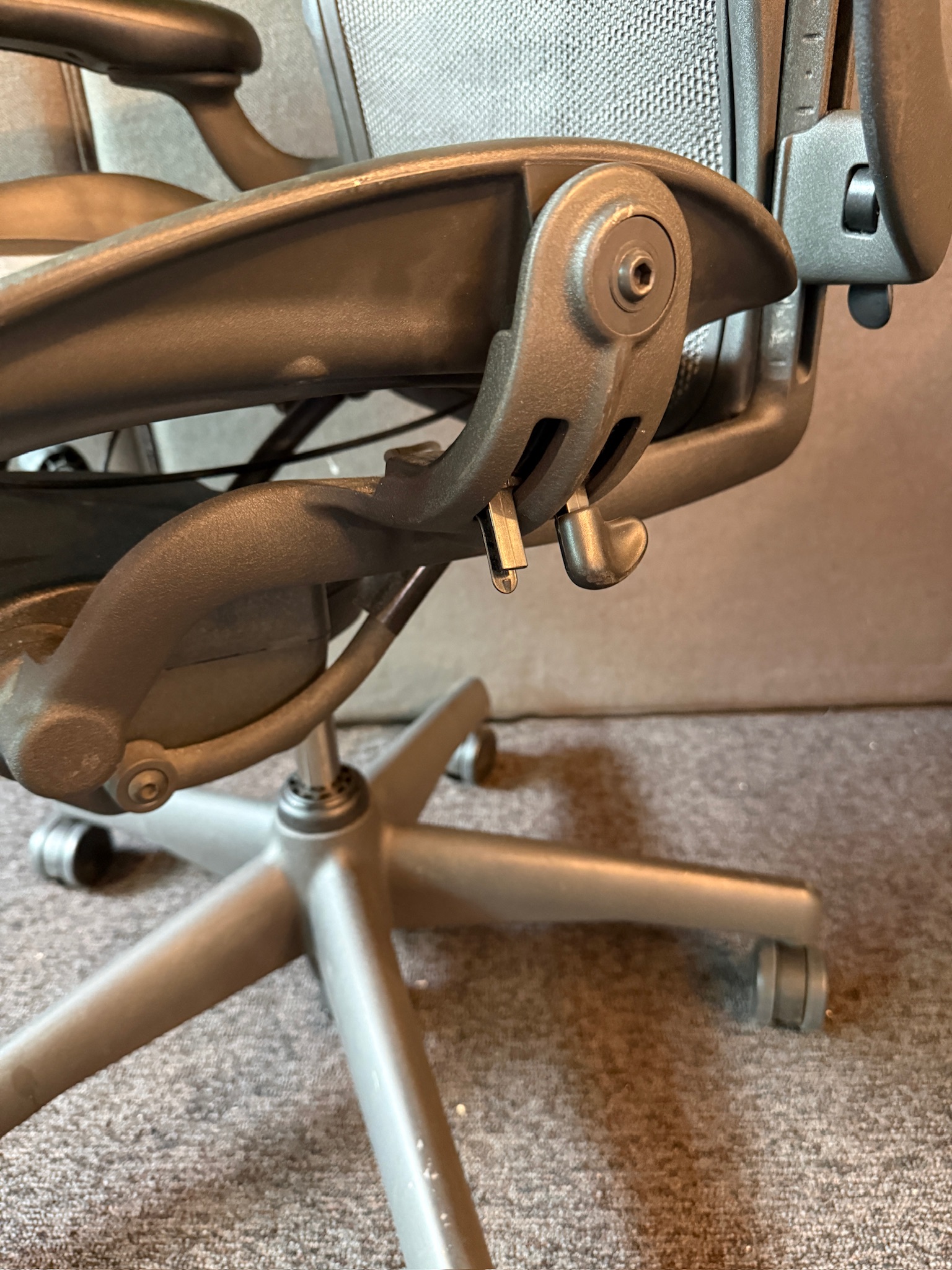SELT / SOLD - Herman Miller Aeron með séráklæði, B stærð 9