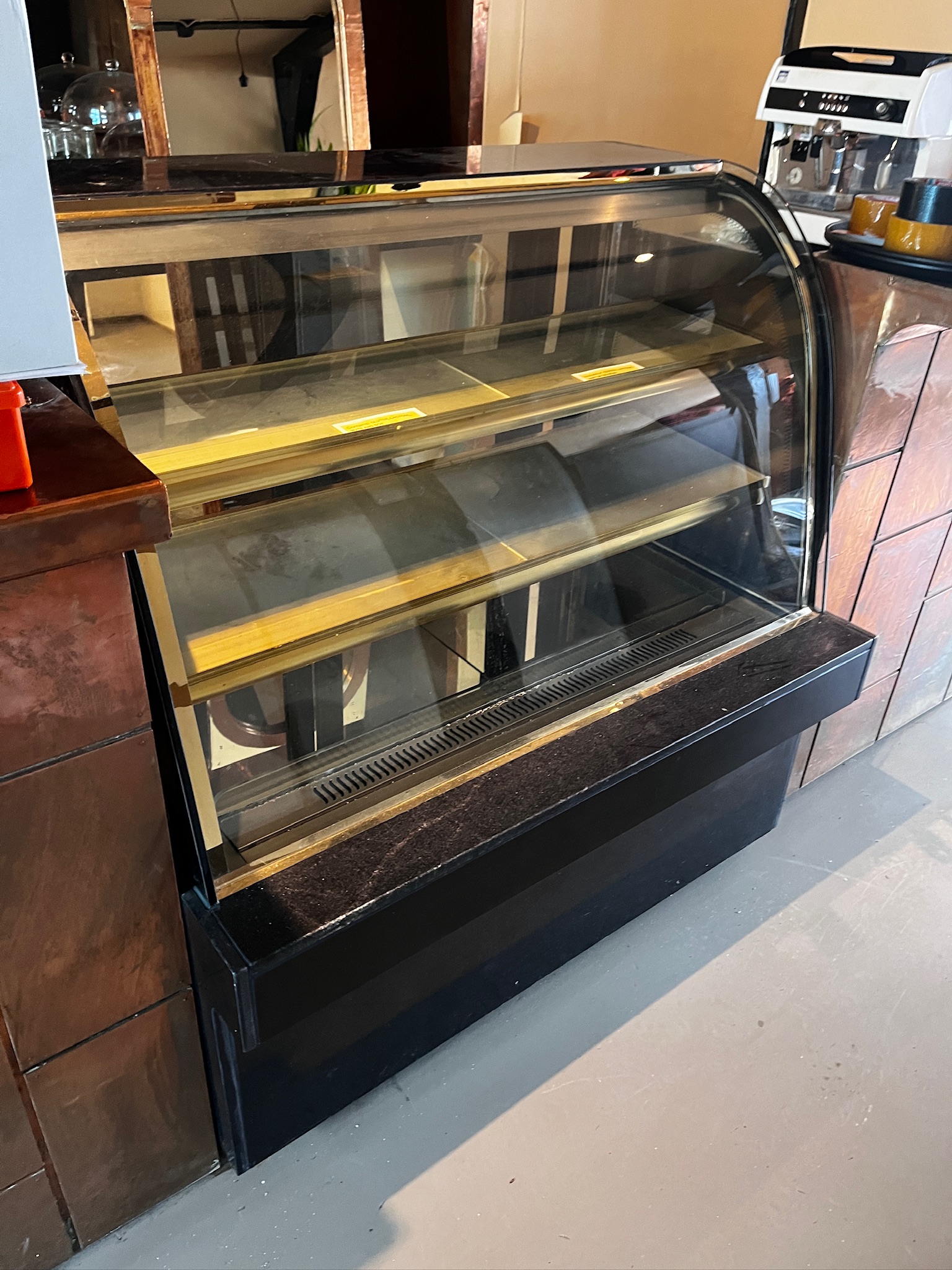 SELT / SOLD Samlokukælir / afgreiðslukælir, H123 x B115 x D75 sm.