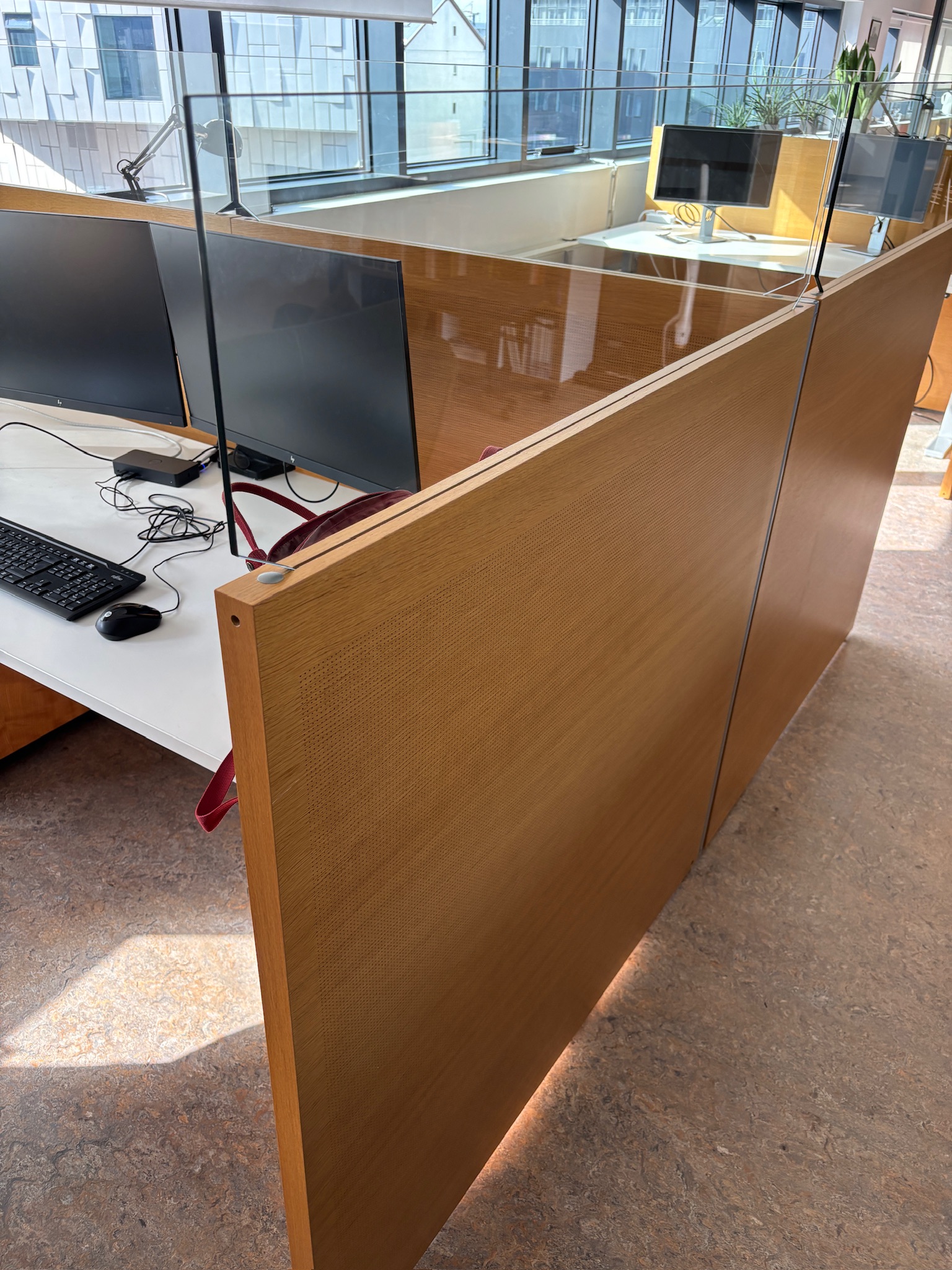 SELT / SOLD Hljóðvistarskilrúm m. gleri frá Á. Guðmundsson, H121xB123sm. 3