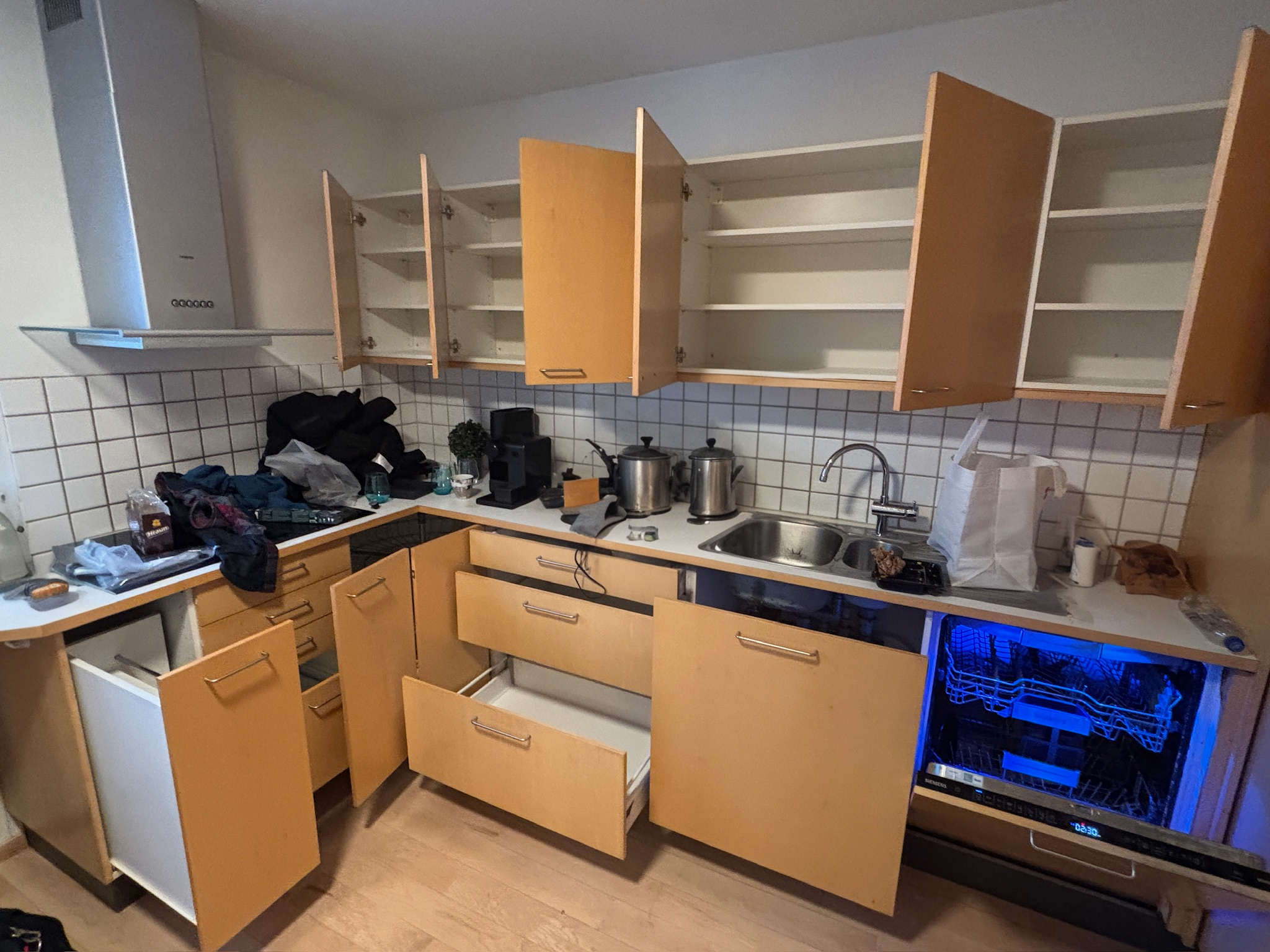 SELT / SOLD - Fullbúin eldhúsinnrétting frá Brúnás, H247 B190-300-240 4