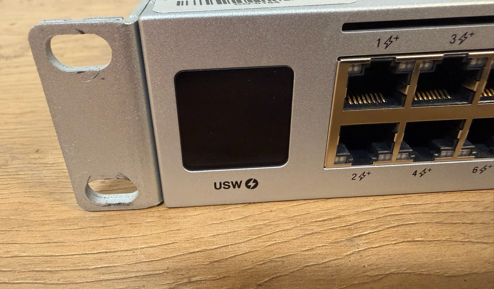 SELT / SOLD UniFi USW 48 PoE sviss frá Ofar 6