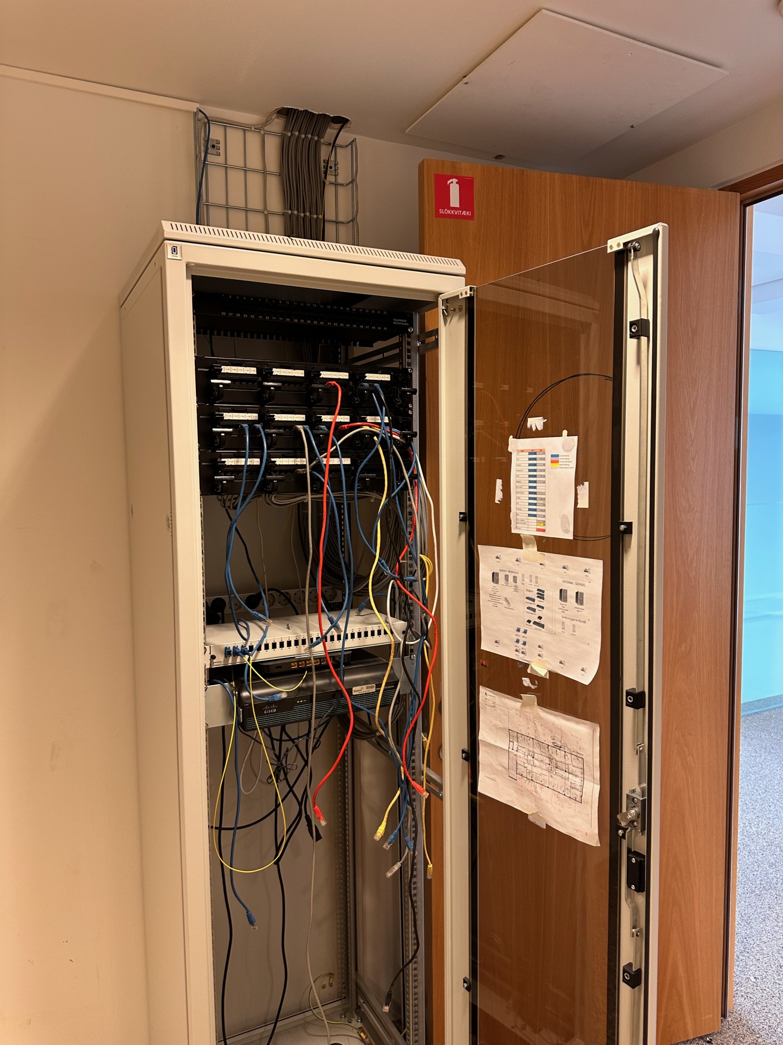 SELT / SOLD Tölvuskápar 5
