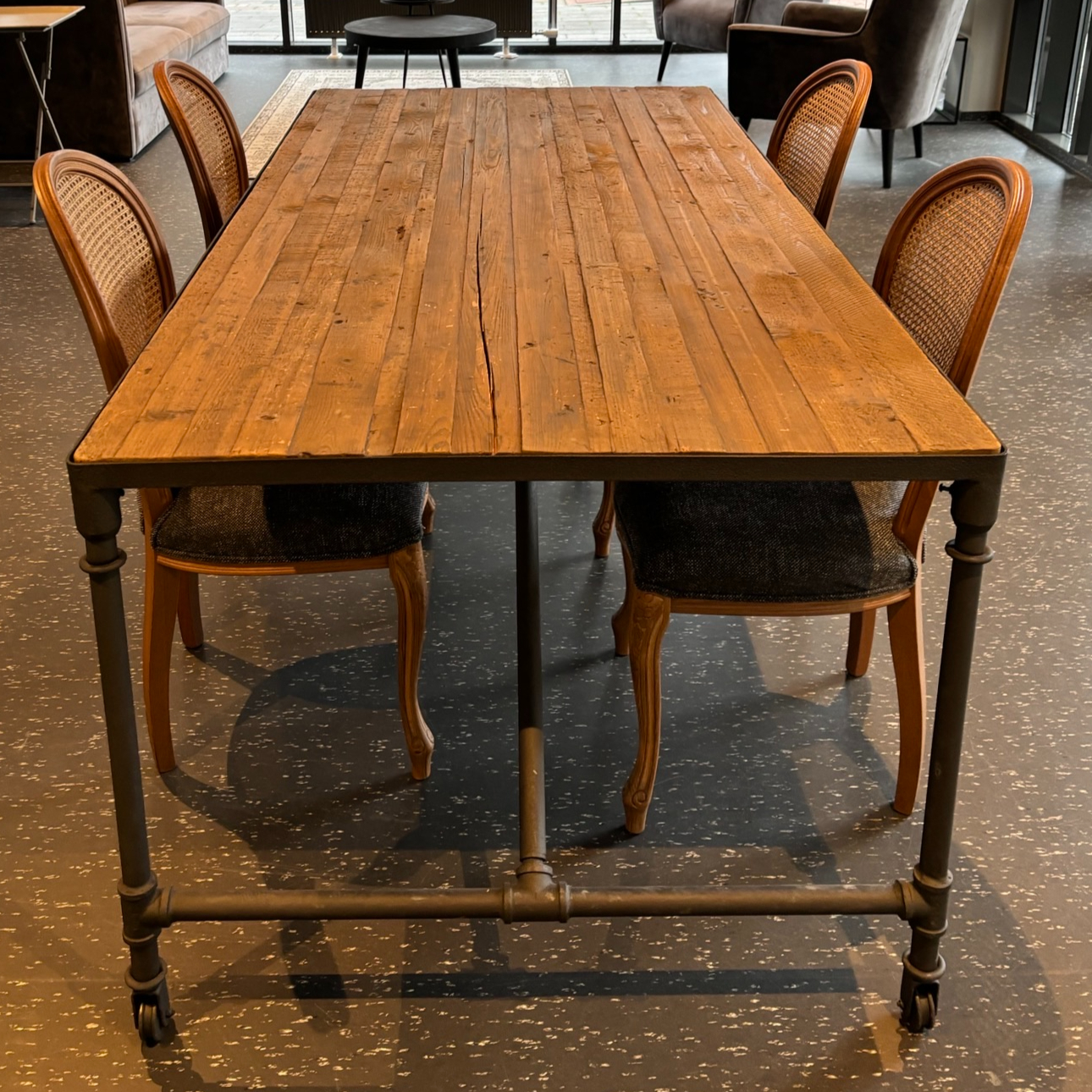 SELT / SOLD Dialma Brown borðstofuborð á hjólum, L200 x B100 sm.