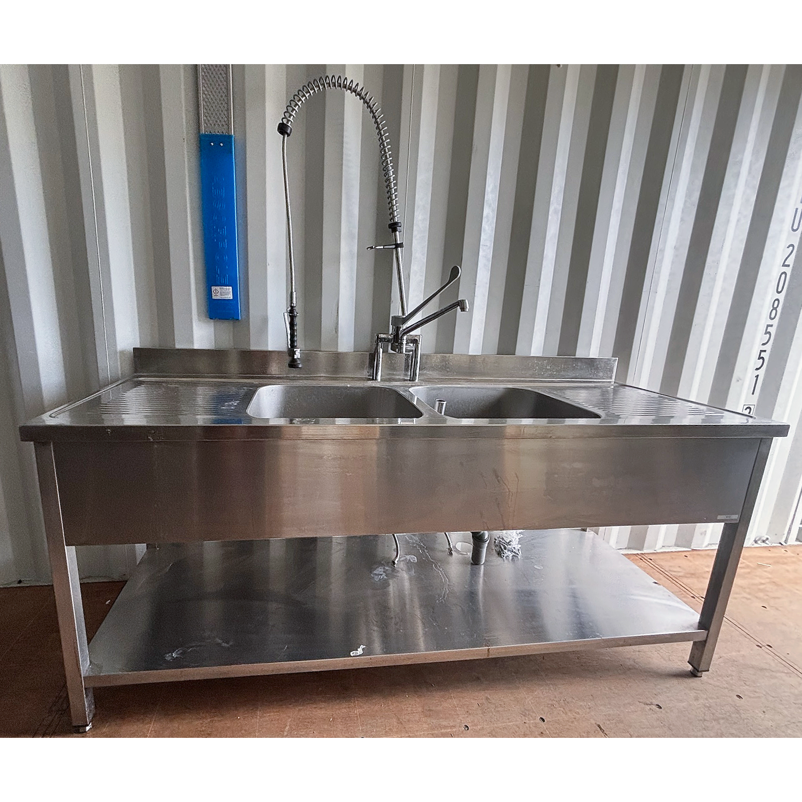 SELT / SOLD Stálborð með 2 vöskum, kanti, spúl og krana, B200sm.