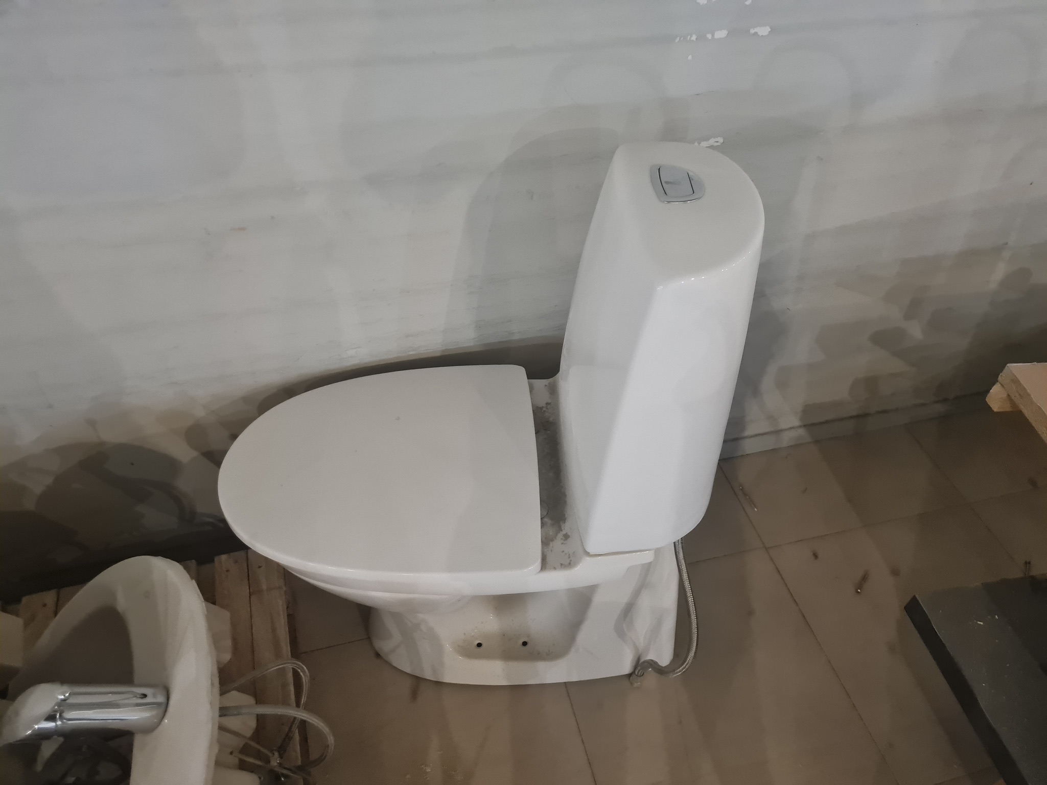 SELT / SOLD - Klósett frá lfö