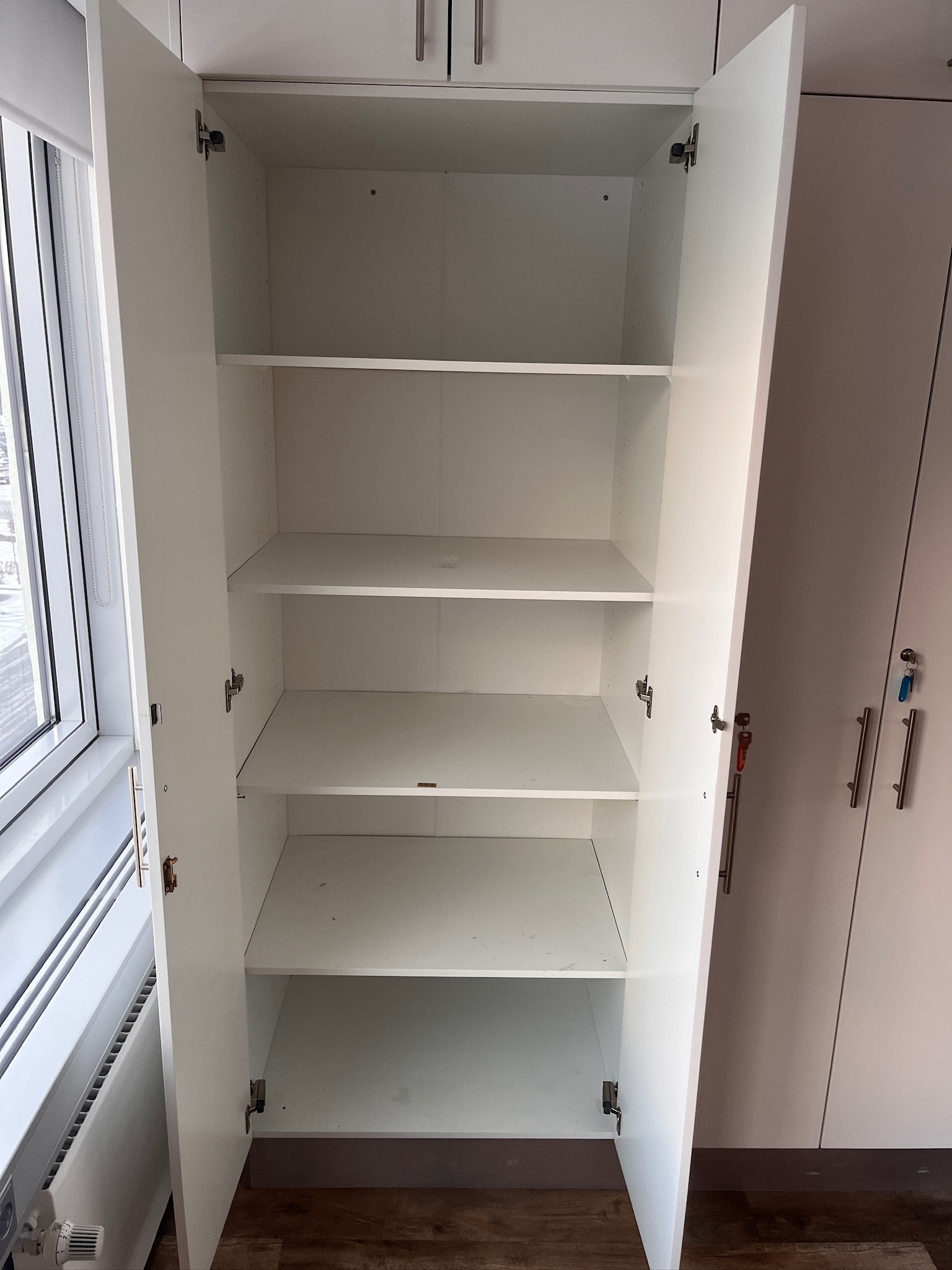 SELT / SOLD Nettoline skápainnrétting frá Fríform, H244 x B240 sm. 4