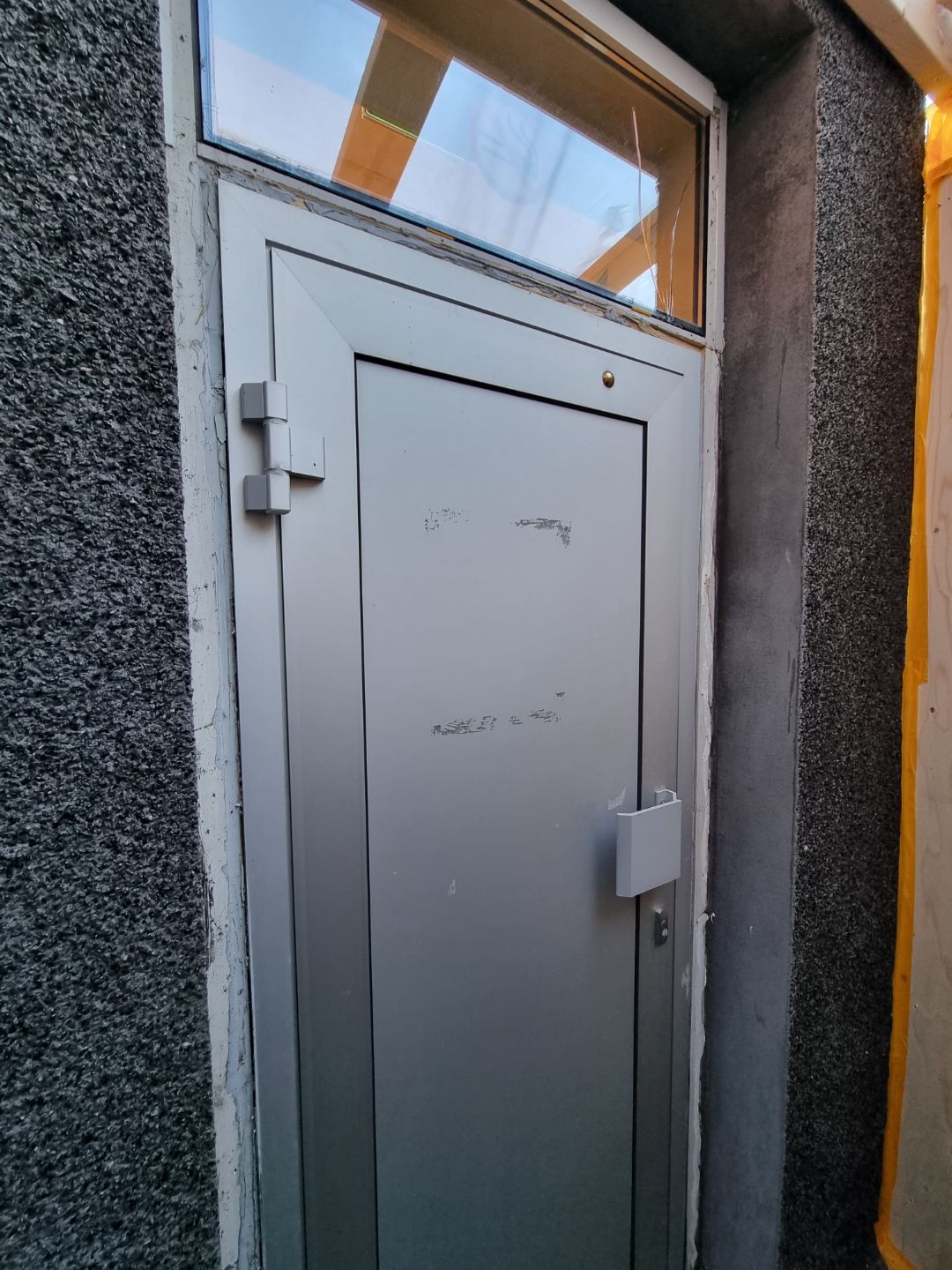 SELT / SOLD Álhurð með karmi og læsingu