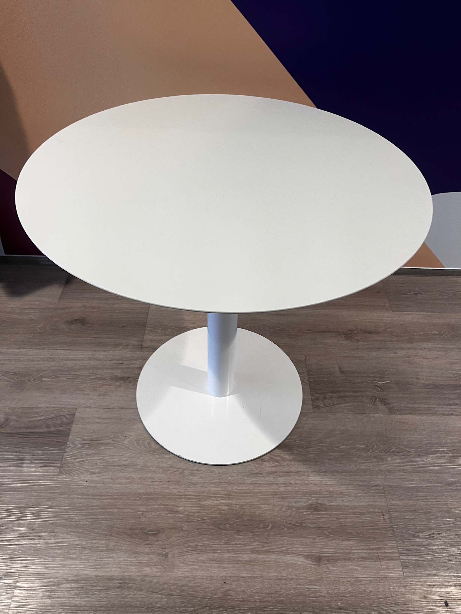 SELT / SOLD - Flott hringborð, Mál: B79 x H73 sm.