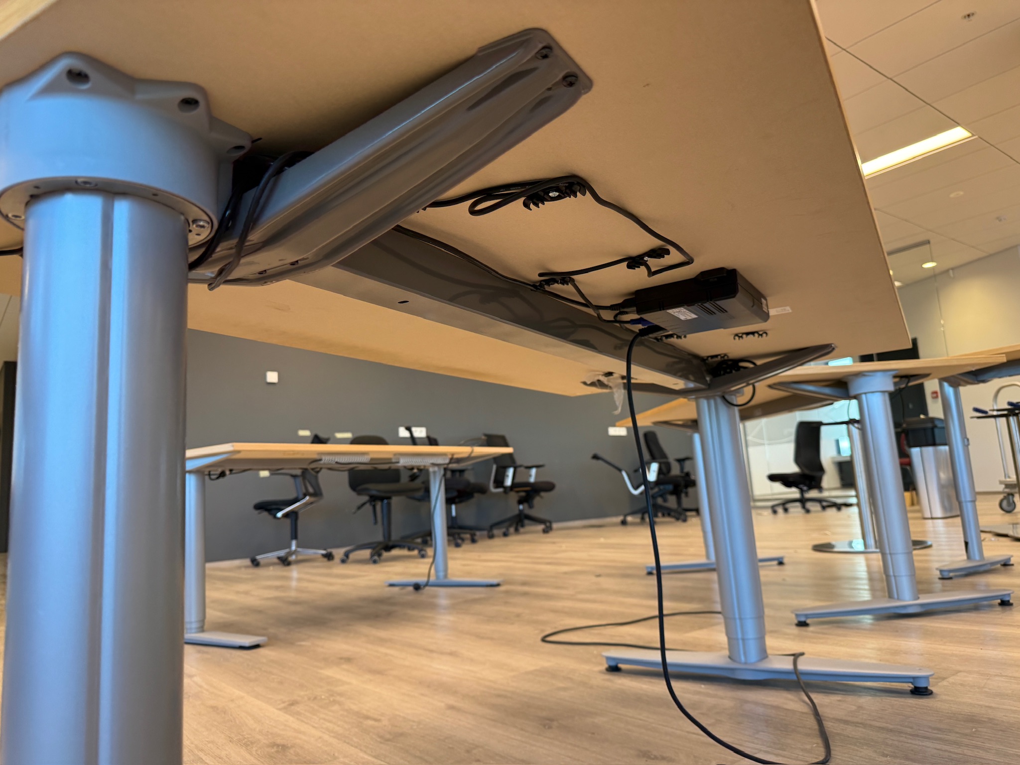 SELT / SOLD Kinnarps rafmagnsborð, B160xD80sm. 4