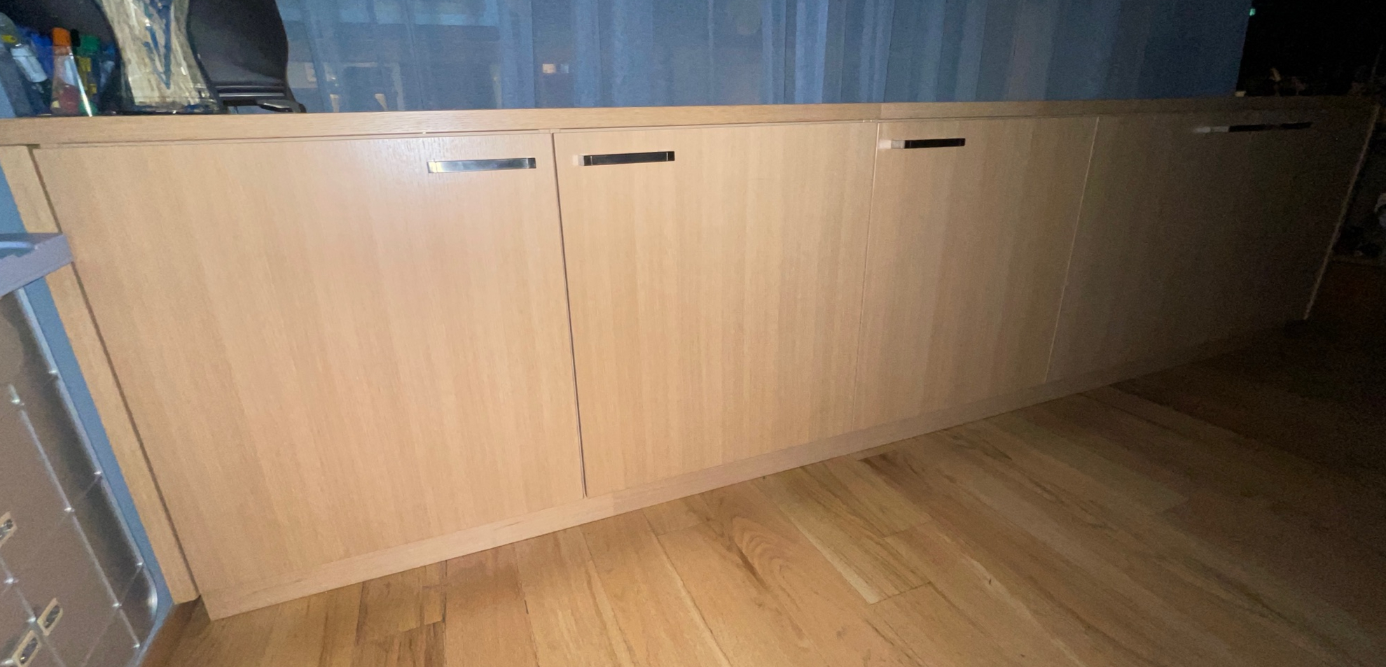 SELT / SOLD Skriftstofuskápur / skenkur, H76 x B302 x D38 sm. 2