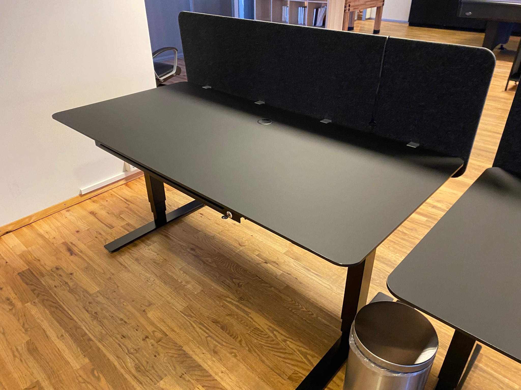 SELT / SOLD Rafmagnsborð svört frá ÁG m.skilrúmi - 160 x 80 sm. (2 stk.) 2