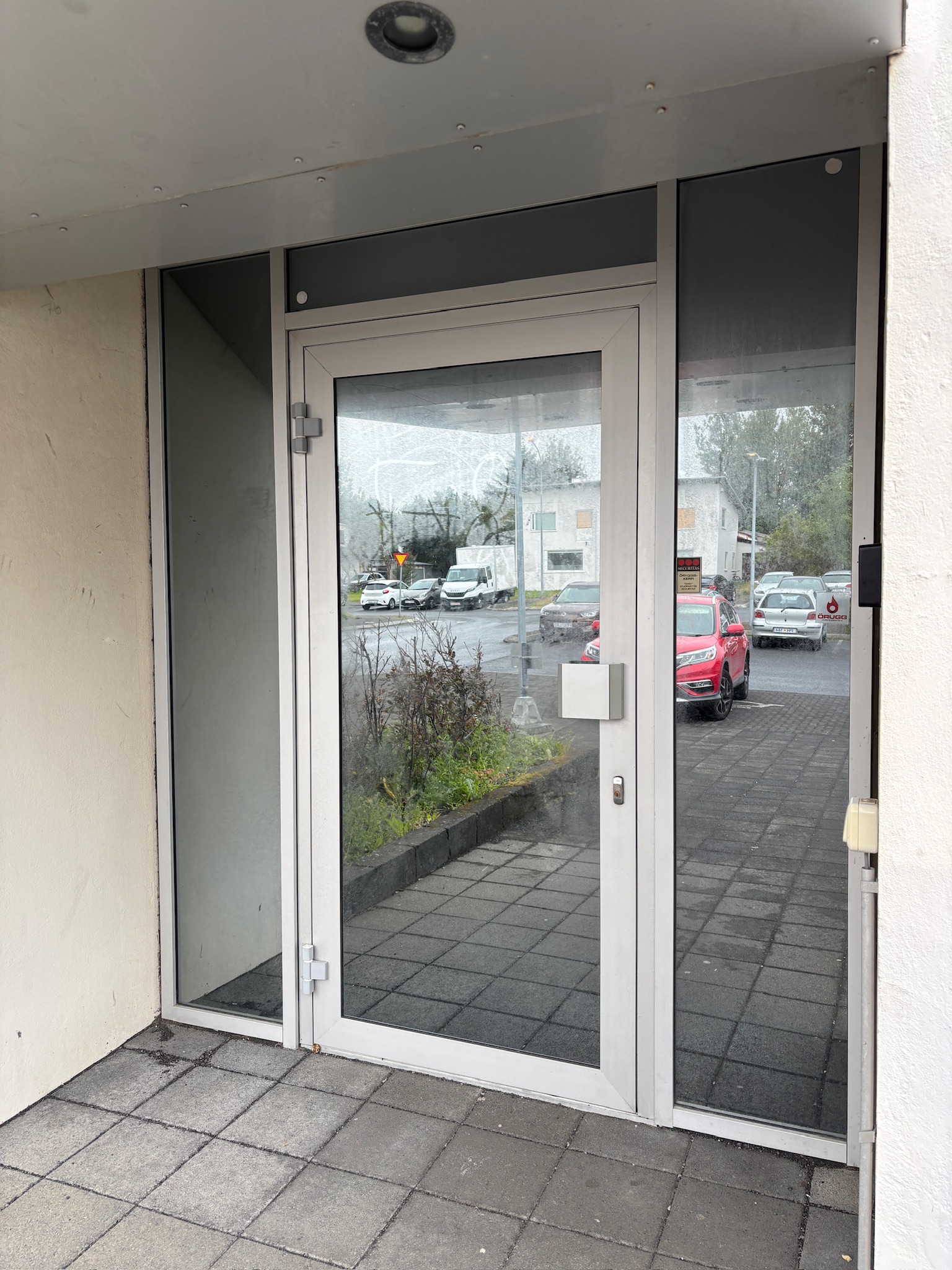 SELT / SOLD Útihurð í ál ramma með rafmagnspumpu, H227xB221sm.