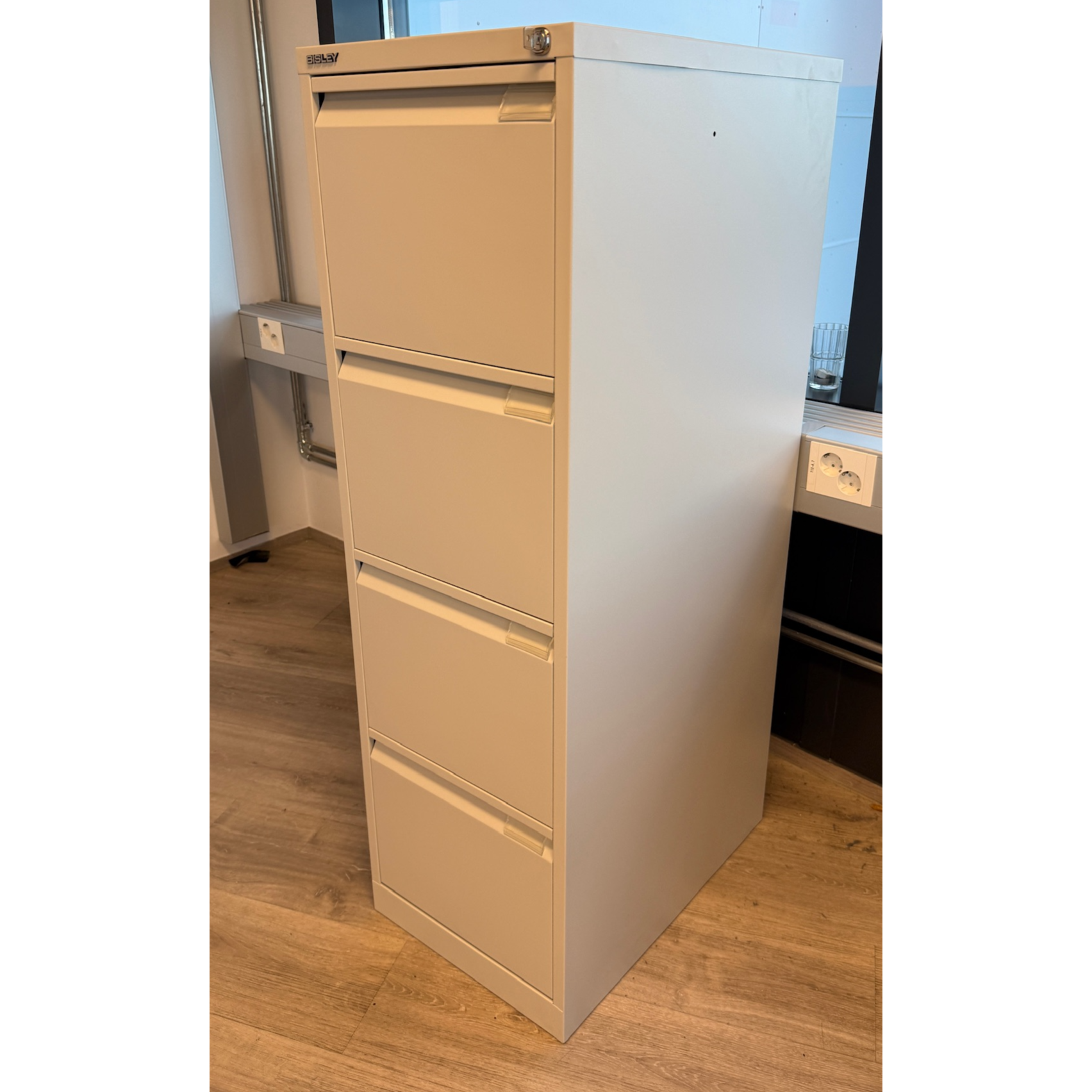 SELT / SOLD Bisley skjalaskápur m. lykli og hengimöppum